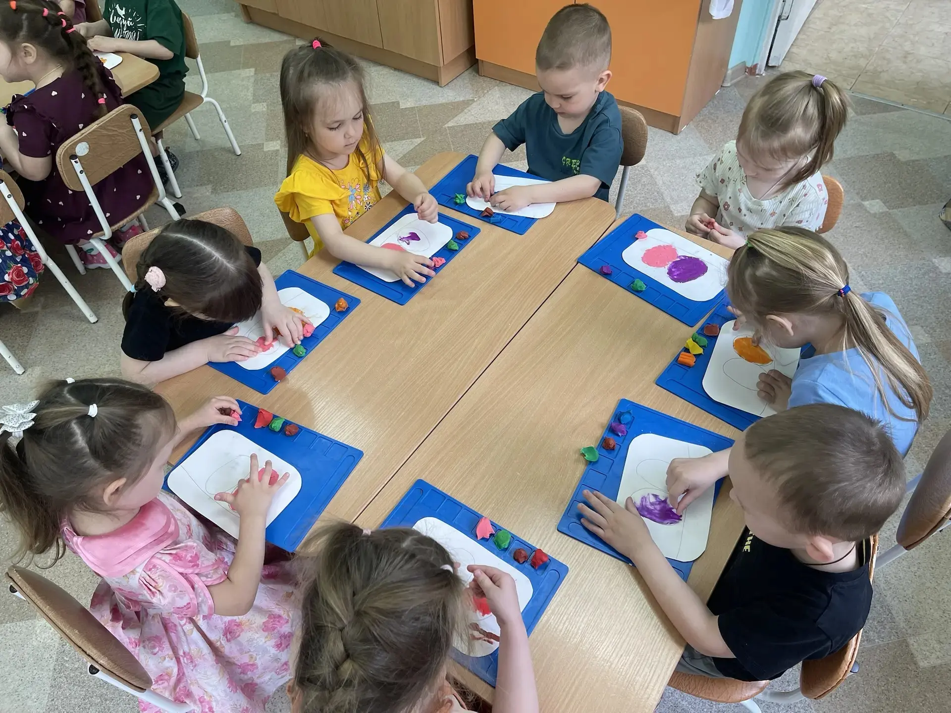 Хлеб и крошки
На окошке —
Прилетайте, птички, к нам!
Клюйте, птички, понемножку,
И летите к облакам!