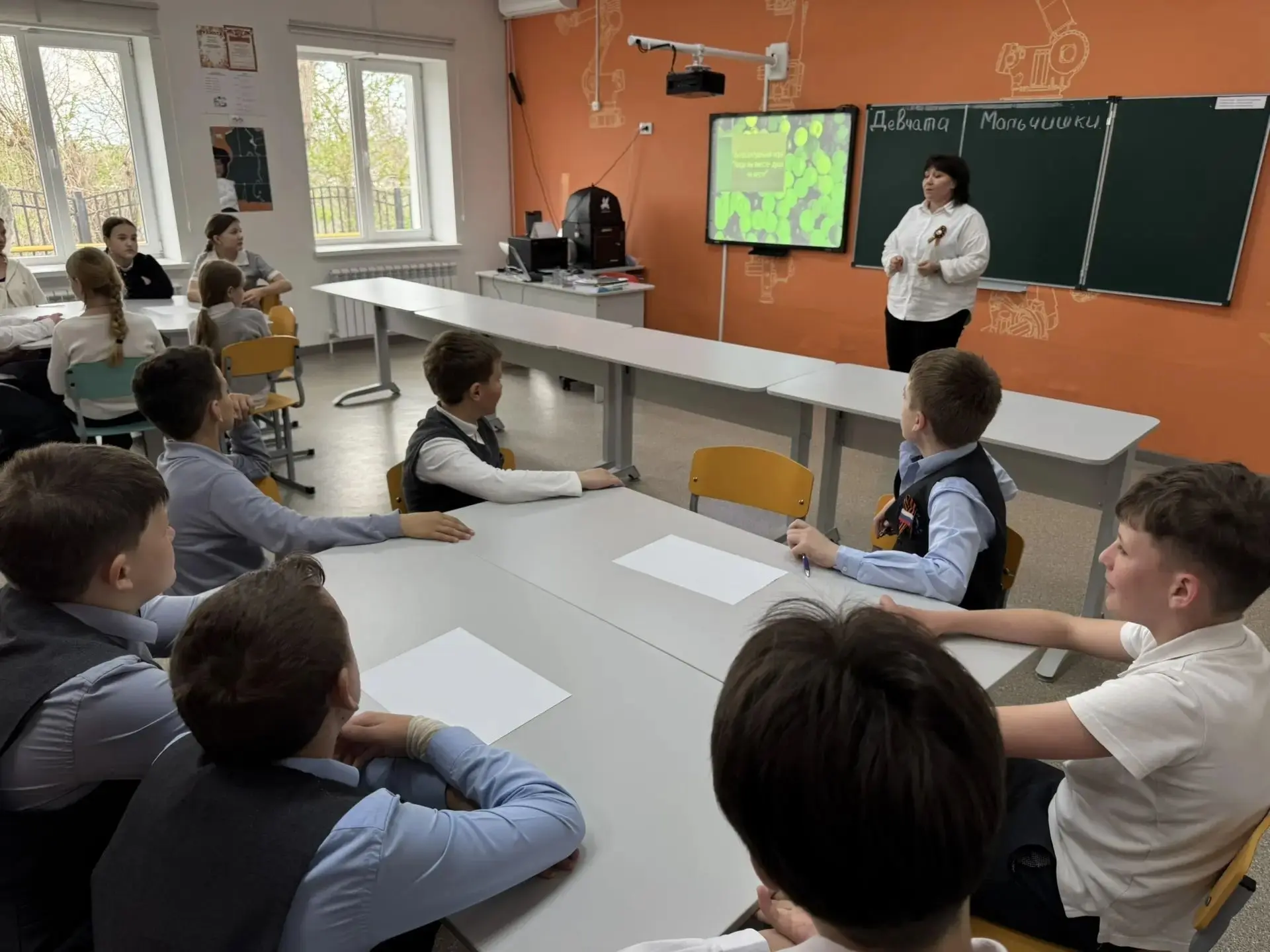 Школа - это маленький мир, в котором наши дети обучаются не только основным предметам, ...