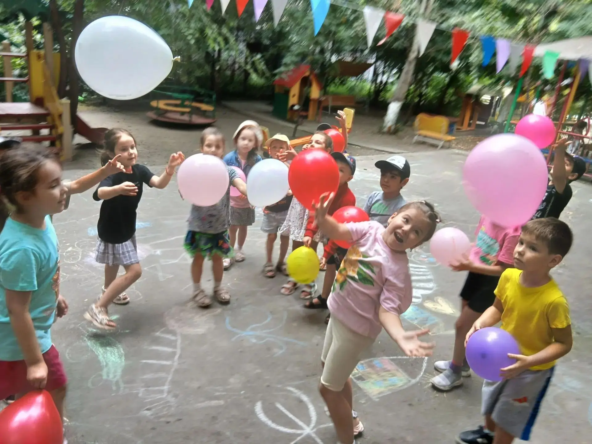 Сегодня в старшей группе 3 прошёл День воздушных шаров 🎈🎈🎈. 
Воздушные шары — символ детства  и л
