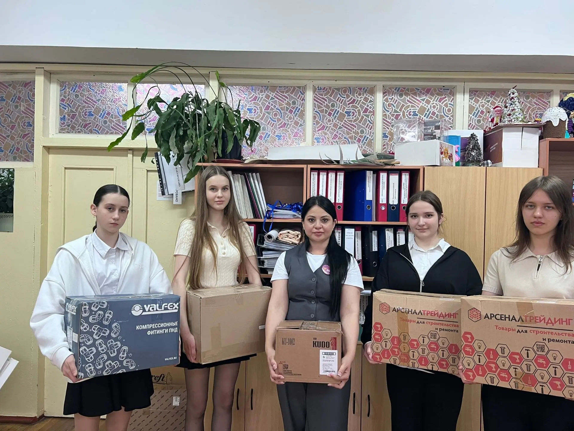 Снова вместе —  для тех, кто на передовой  Ученики школы № 2 вновь показали, что для добрых дел не б