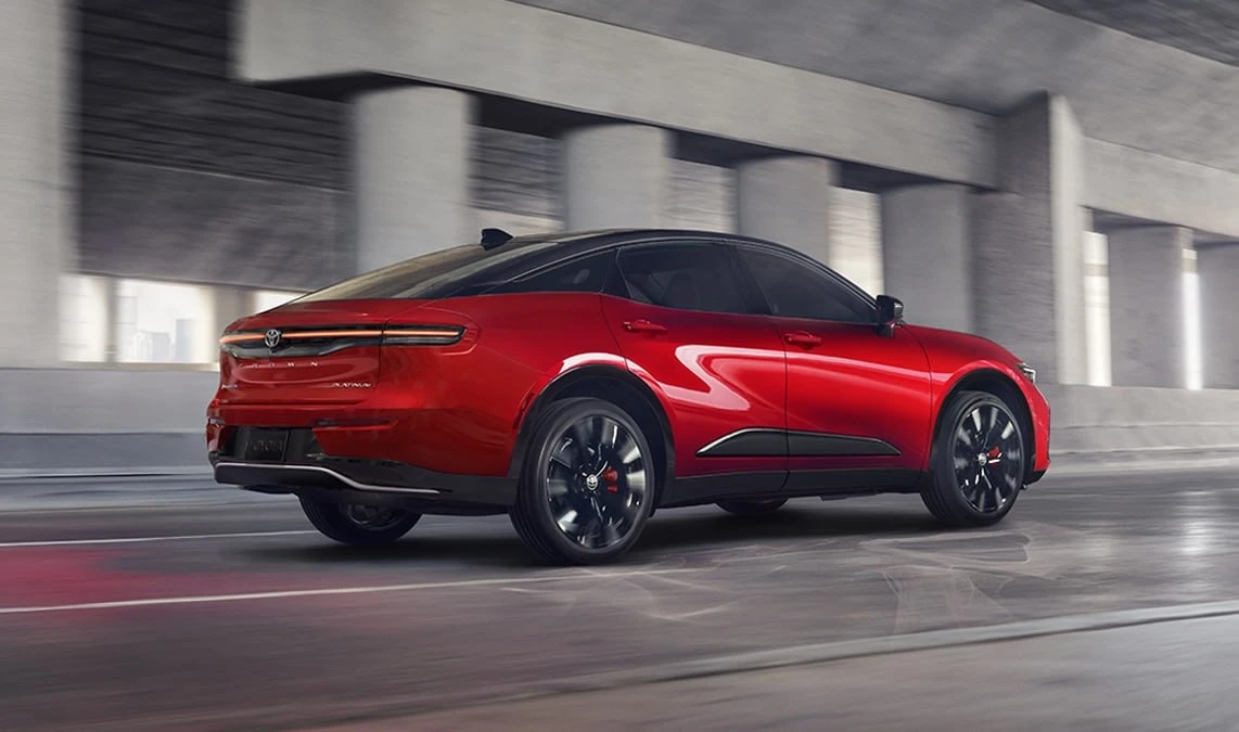 Toyota обновила Crown: доработанный гибрид и новый дизайн кормы

Модель получила изменённое оформлен