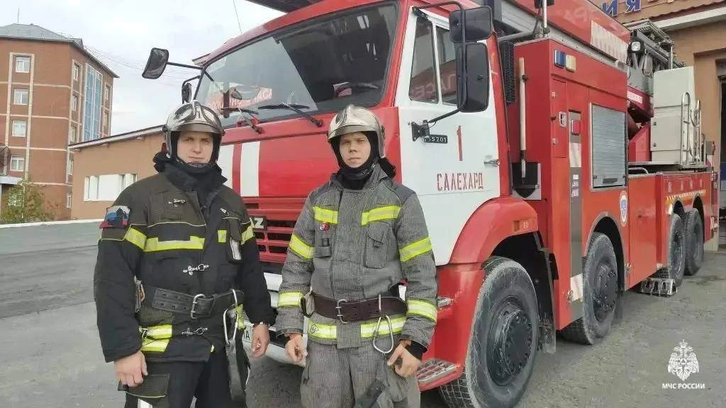 ‍👨‍🚒 В Салехарде пожарные спасли подростка, оказавшегося на крыше жилого дома.
