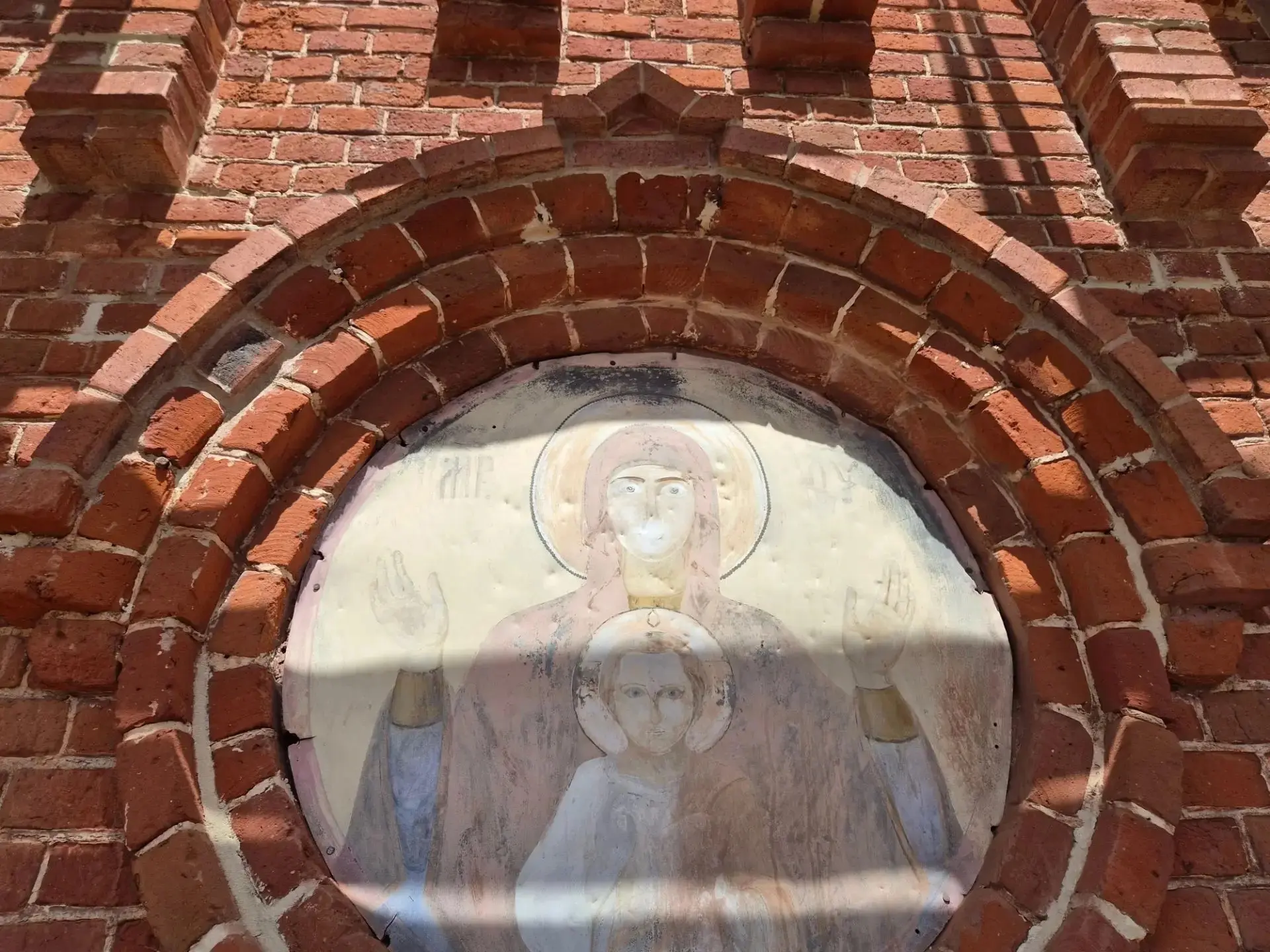 Отчет со строительных лесов: 2600 кирпичей за две недели! 🧱🙏

Дорогие друзья, делимся с вами свежи
