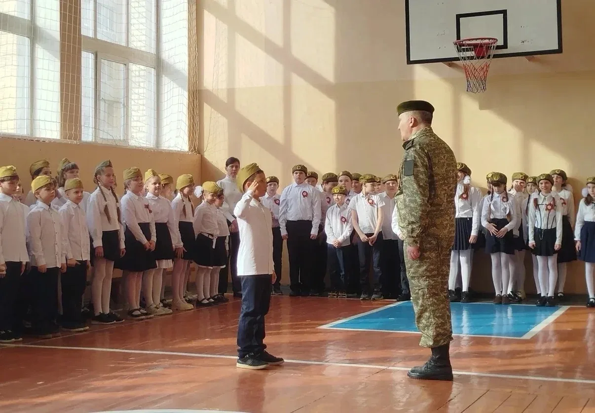 В лицее прошел смотр строя и песни, в котором приняли участие ученики 2–4 классов. 🎖️  Ребята демонс
