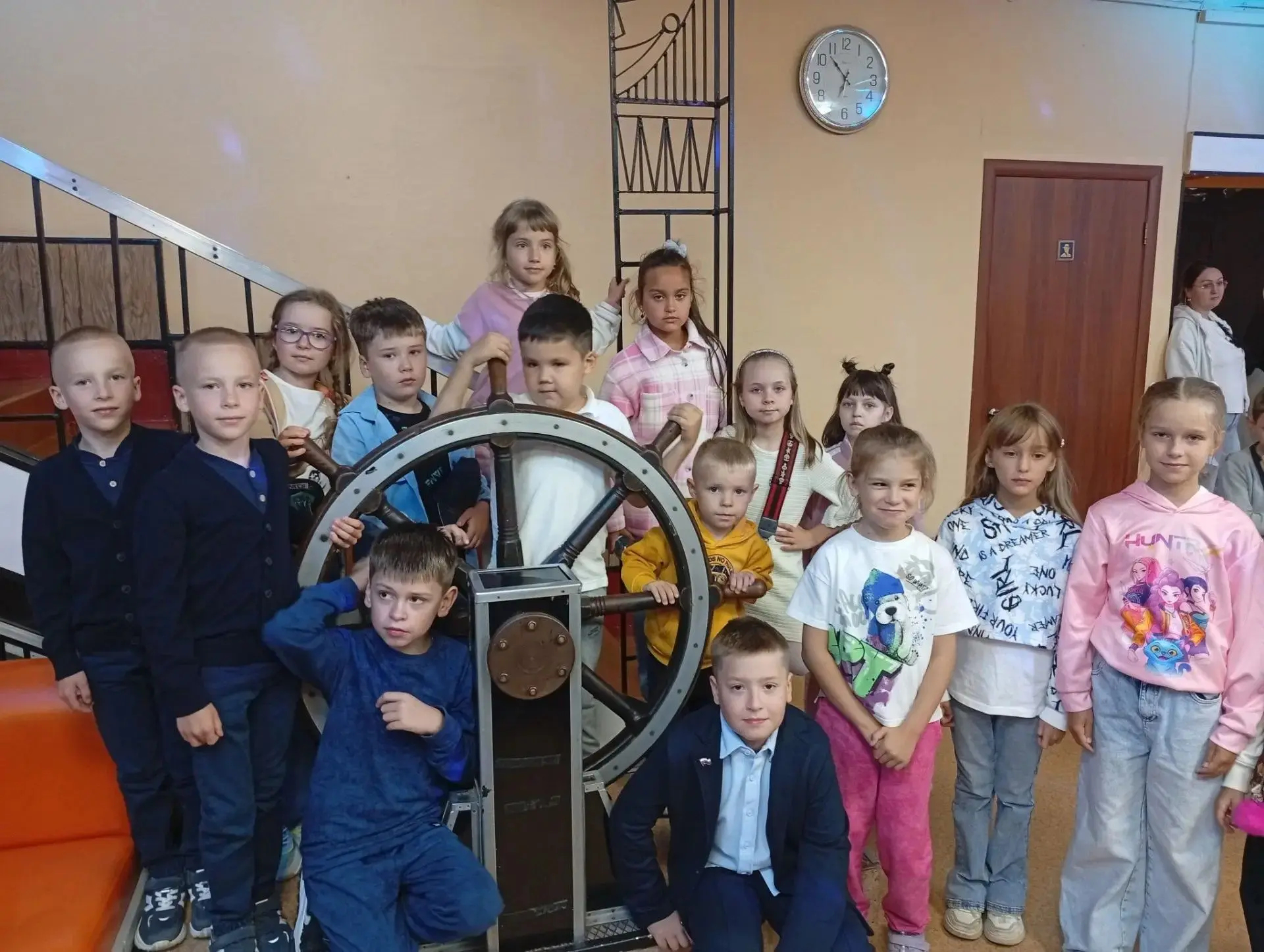 🎭✨ Классика оживает: наши второклассники на спектакле «Сказки Пушкина»!**