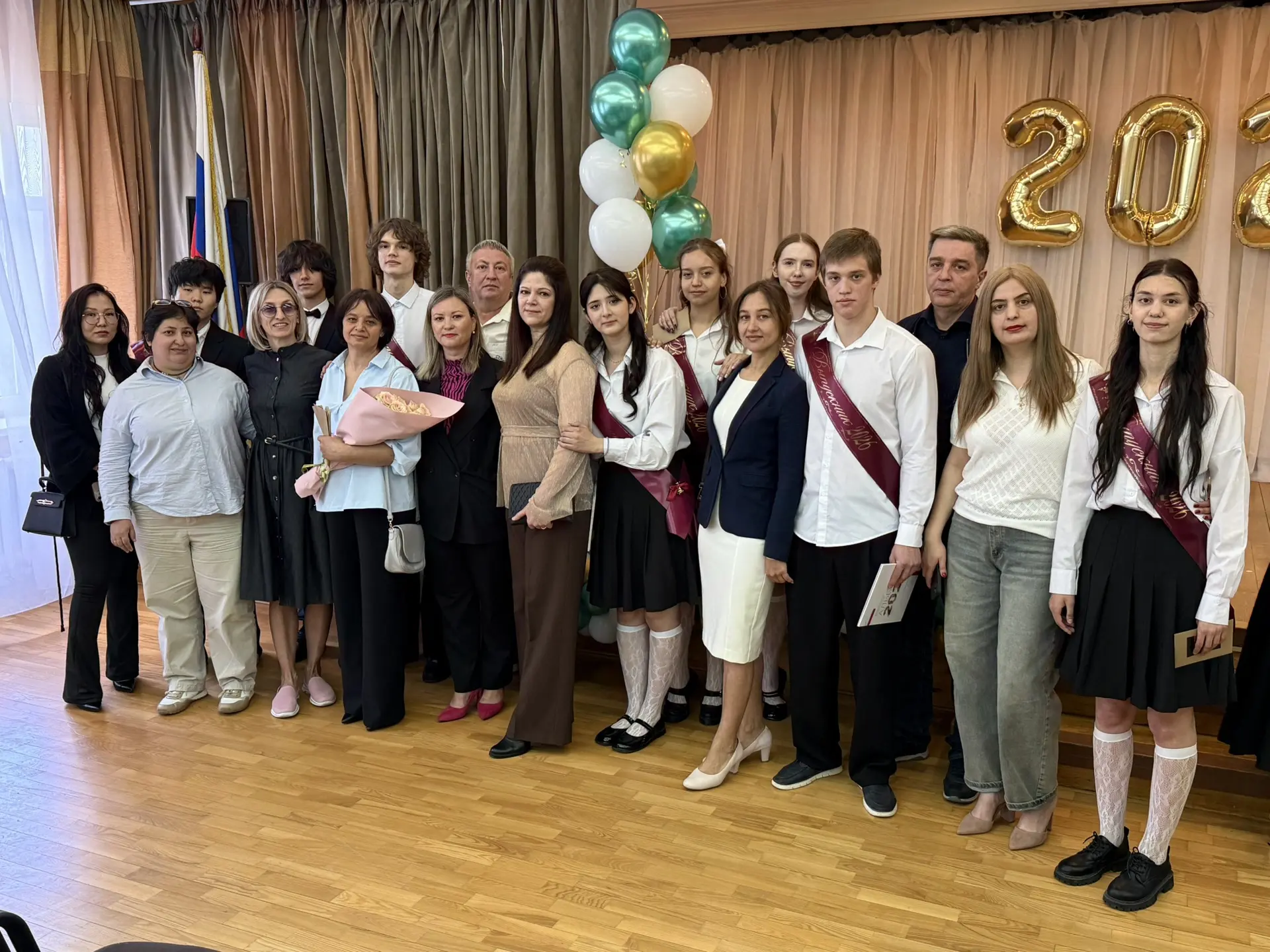 Дорогие выпускники😊 Сегодня звучит последний звонок — символ окончания чудесного школьного времени и