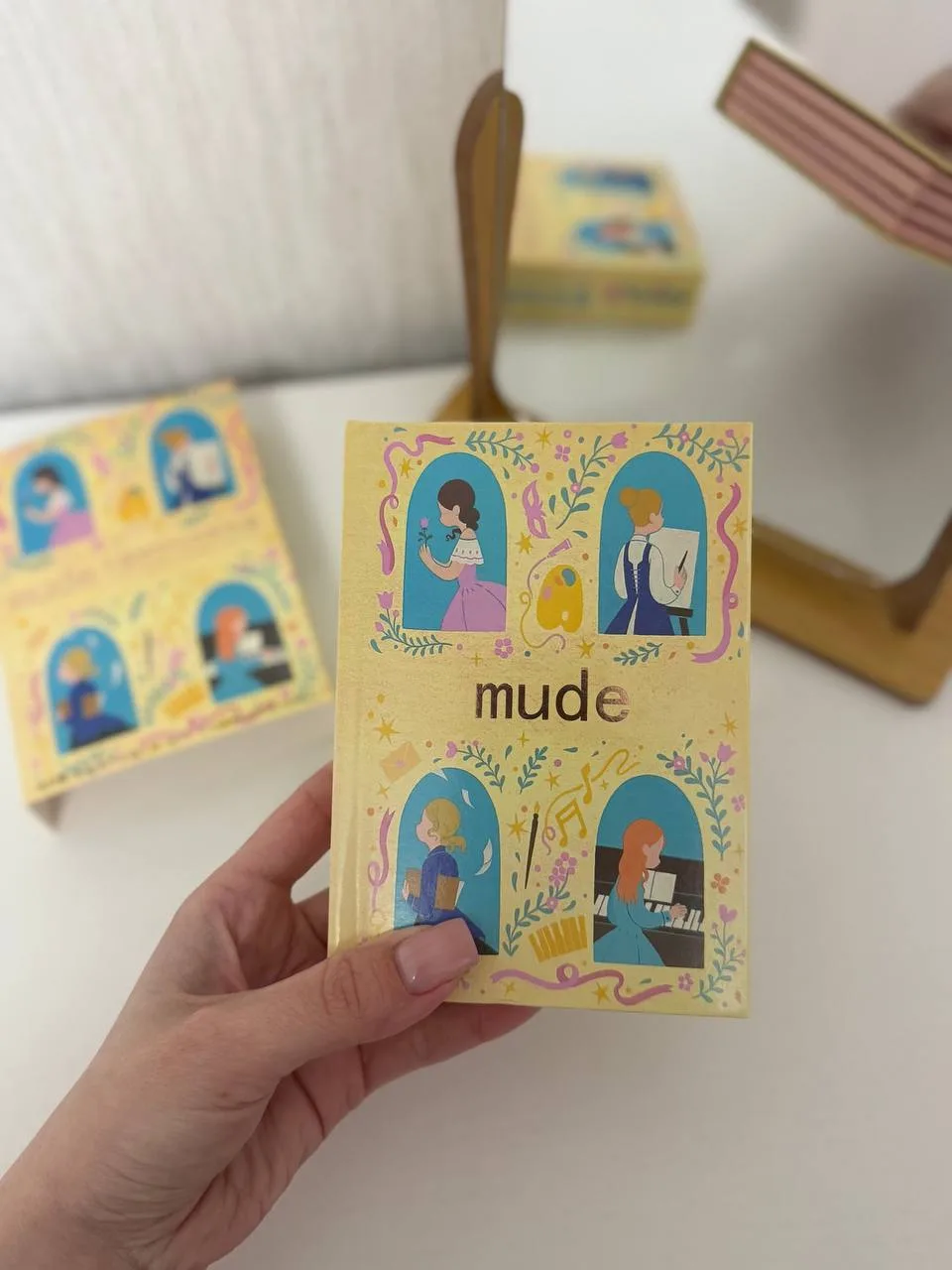 Мне тут пришла интересная книжка-палетка 😁 За 500 рублей считаю очень достойно.  24 оттенка теней, 6