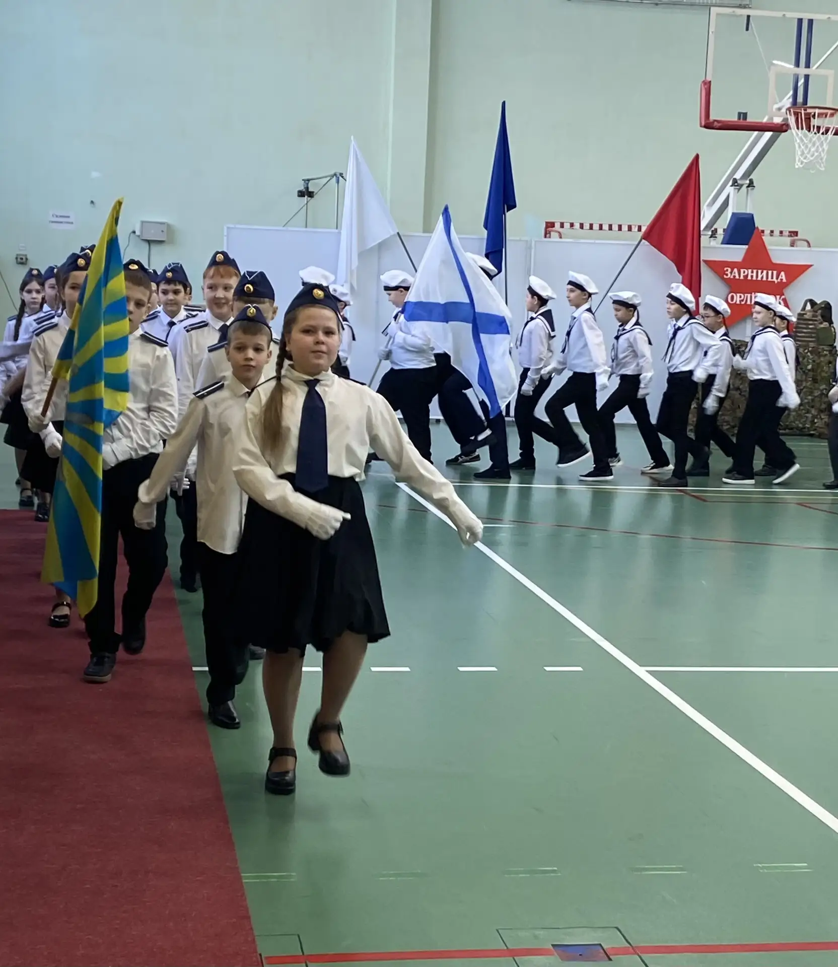 Про Зарницу они говорят…. В школе открылись игры. 1100 человек в строю!