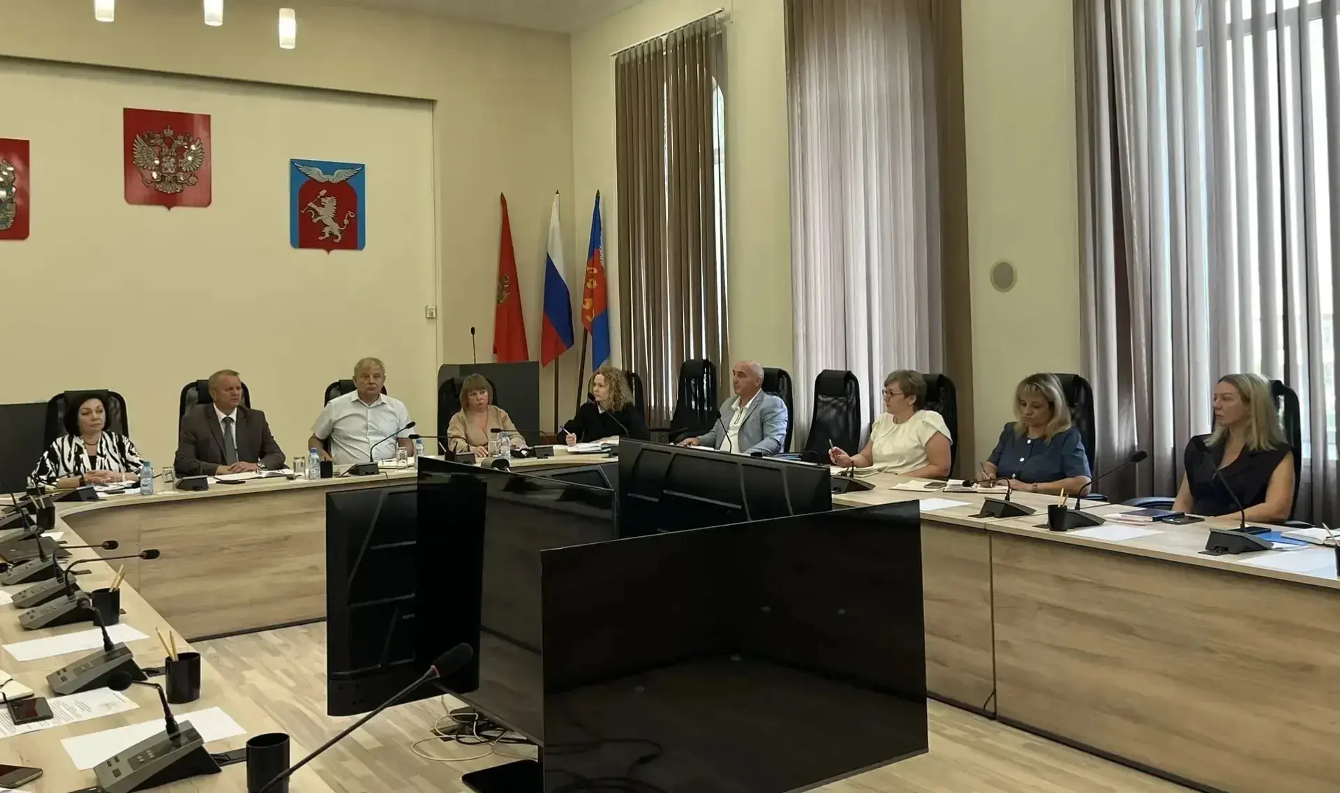 ПРО УЧЕБУ 

В администрации Емельяновского округа под председательством Главы Александра Походина со