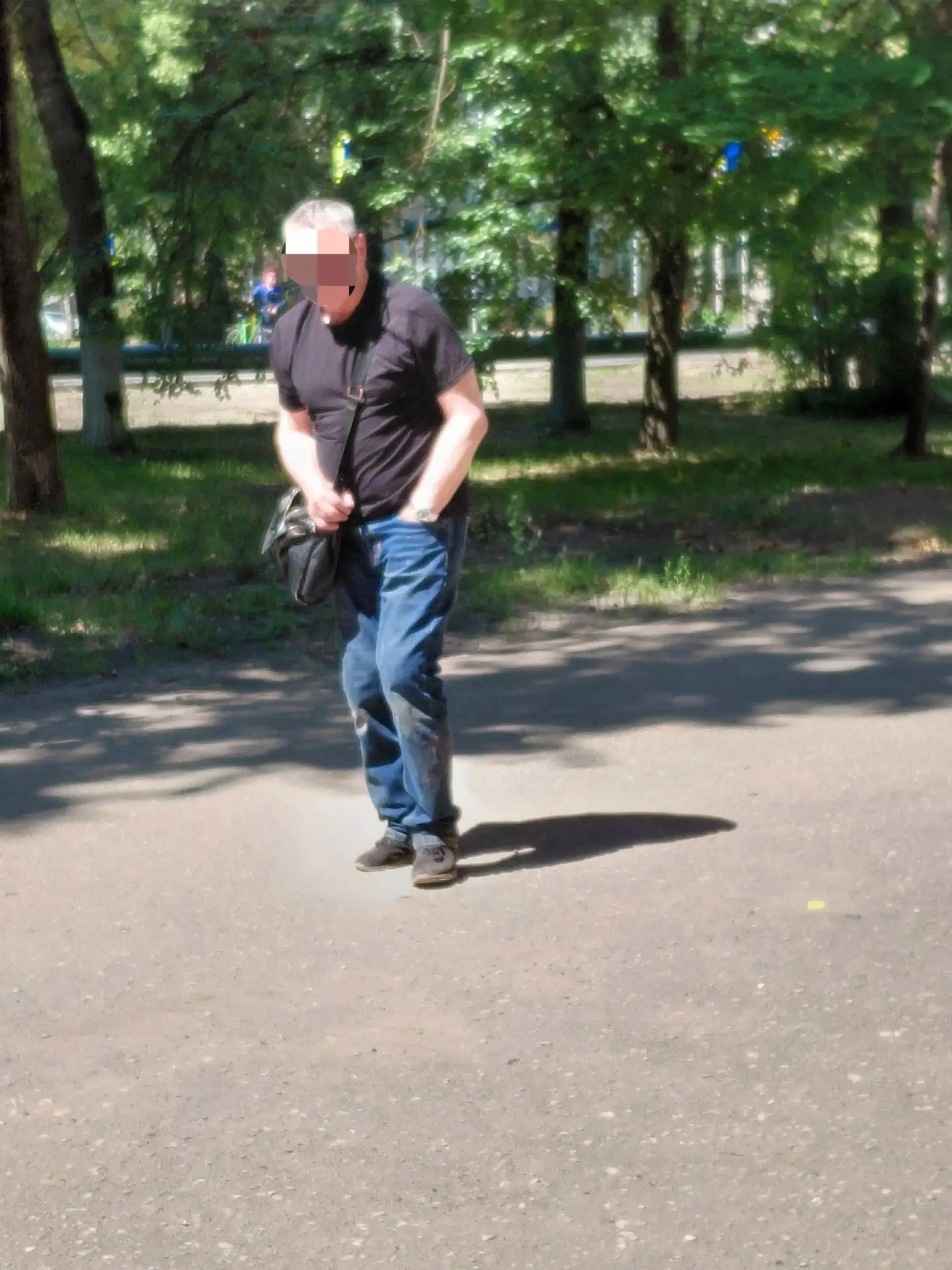 Мужчина в нетрезвом состоянии, около 2 детской поликлиннике ( Свердлова 107)видно мозго...
