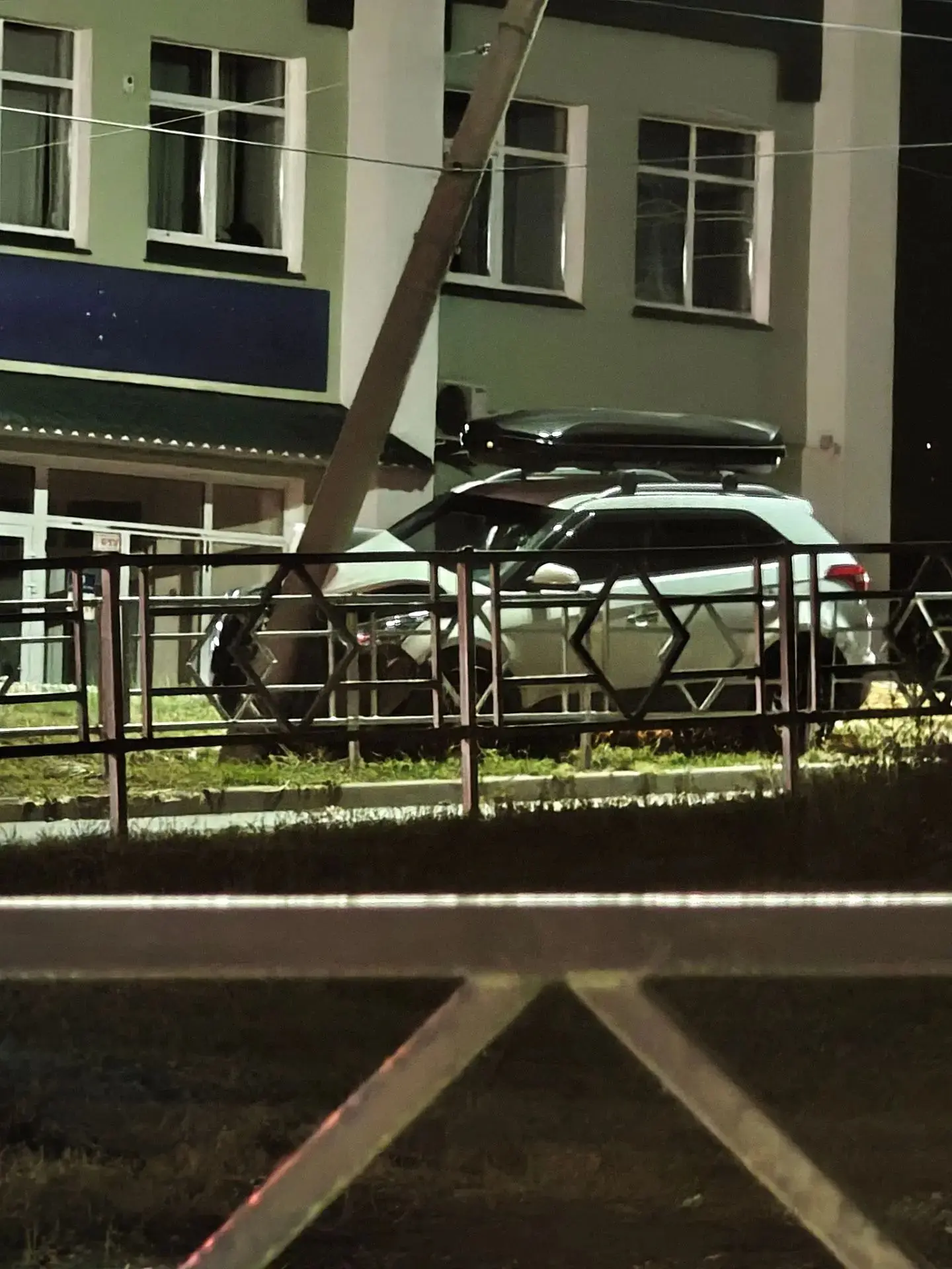 Вчера вечером около 01:00 на московской тип пьяный, столб снёс