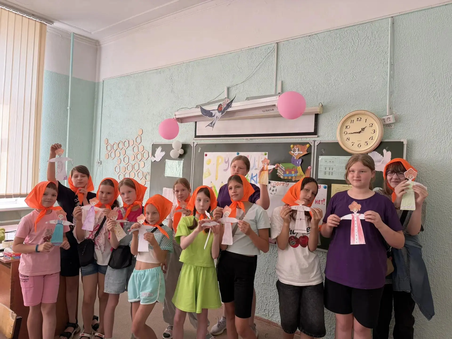 Педагоги ЦДТ "Металлург" ежедневно проводят творческие мастер-классы для детей, посещающих лагеря дн