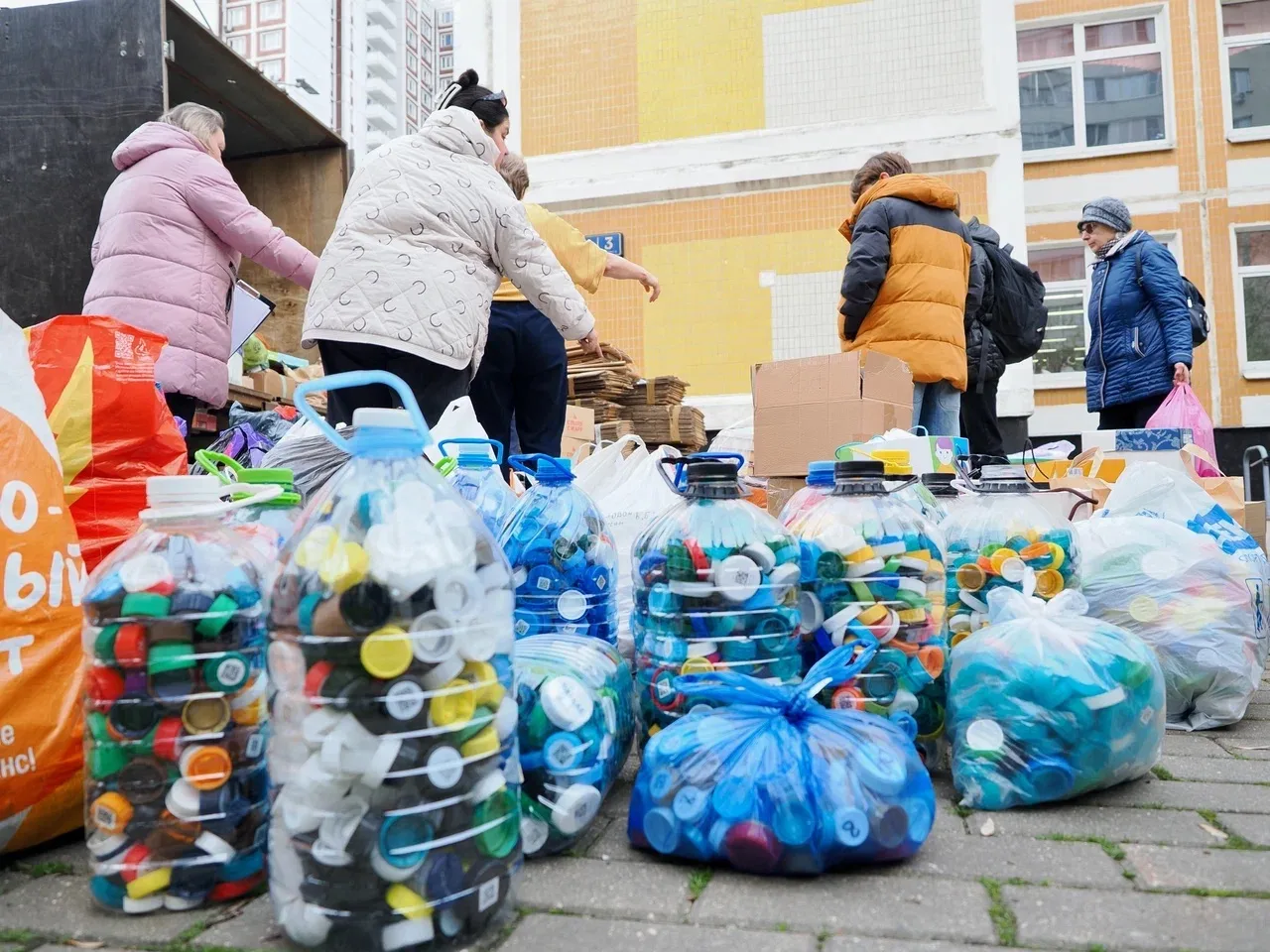 БУМАЖНЫЙ БУМ ♻️ Ещё в одной добровольческой акции приняла участие наша школа на этой неделе.   ☝️Во 