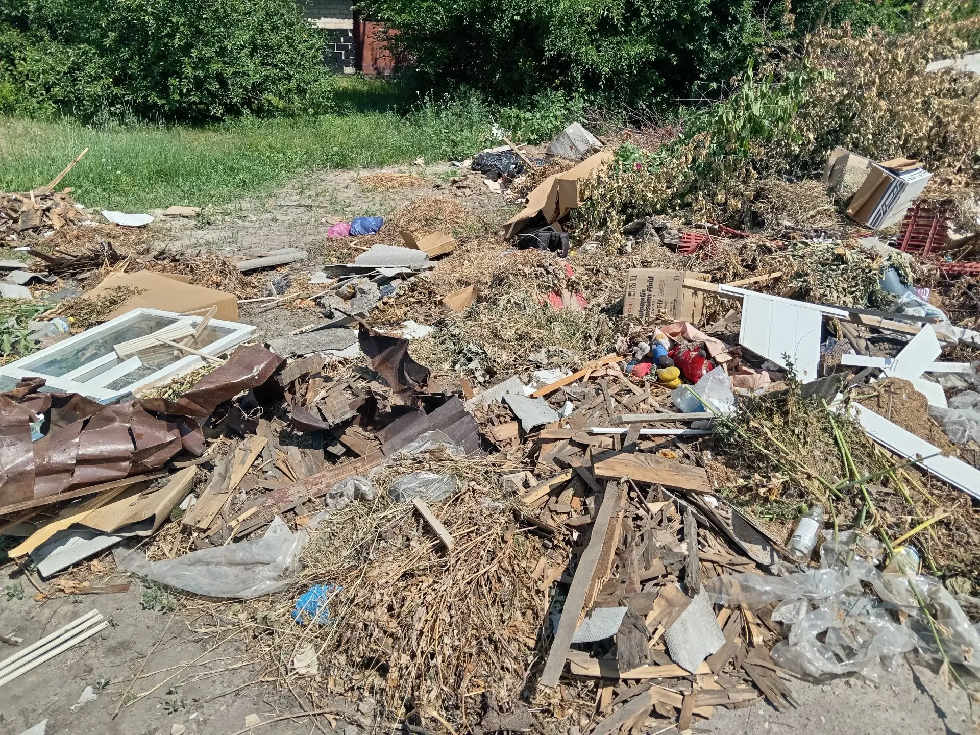 Итак, высокая 4 степень пожарной опасности была объявлена пару дней назад. Кучи мусора с сухой траво