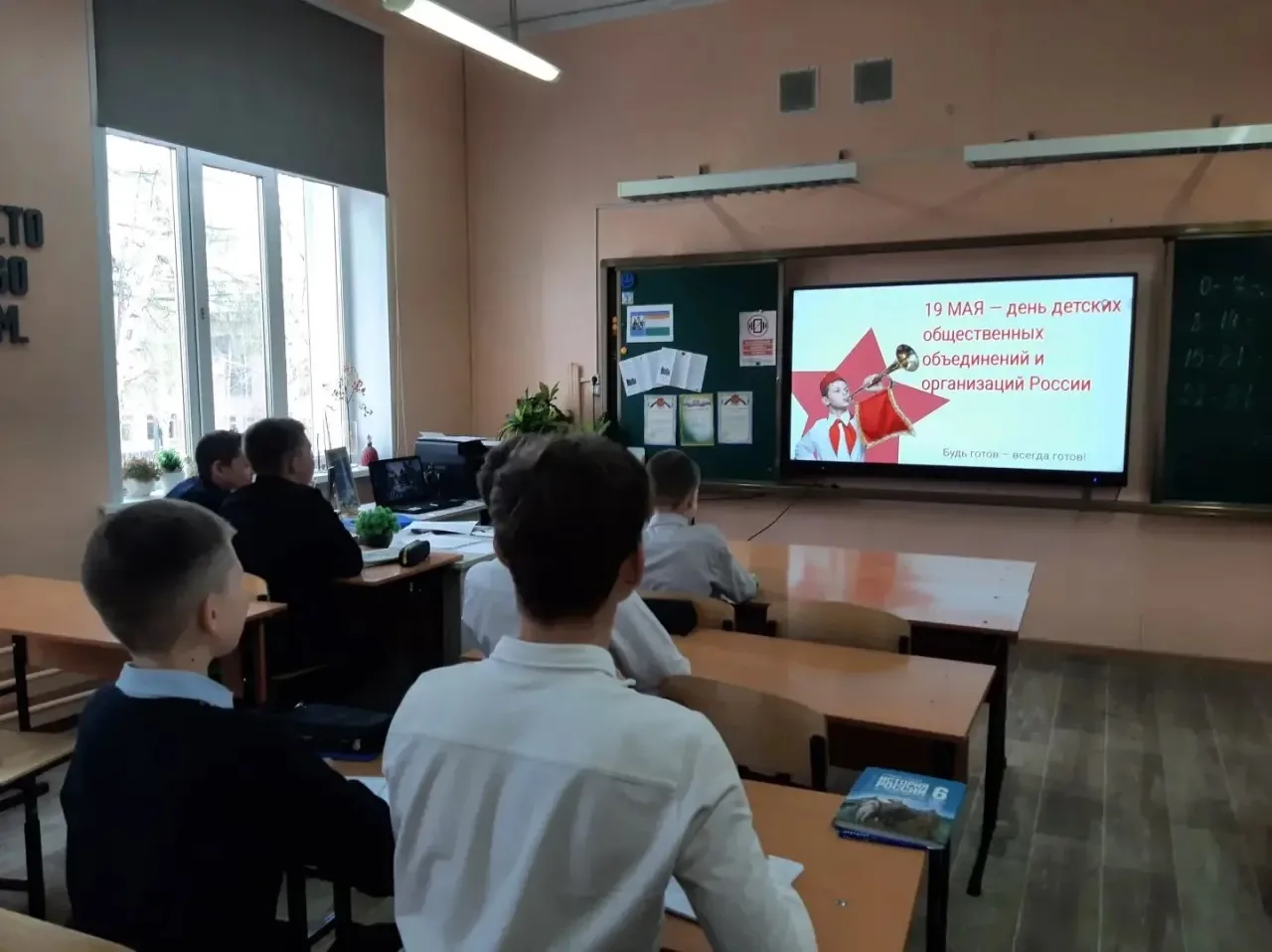 «Наследники пионерии»: как «Крестики-нолики» собрали историю и команду в одну клетку  В преддверии, 