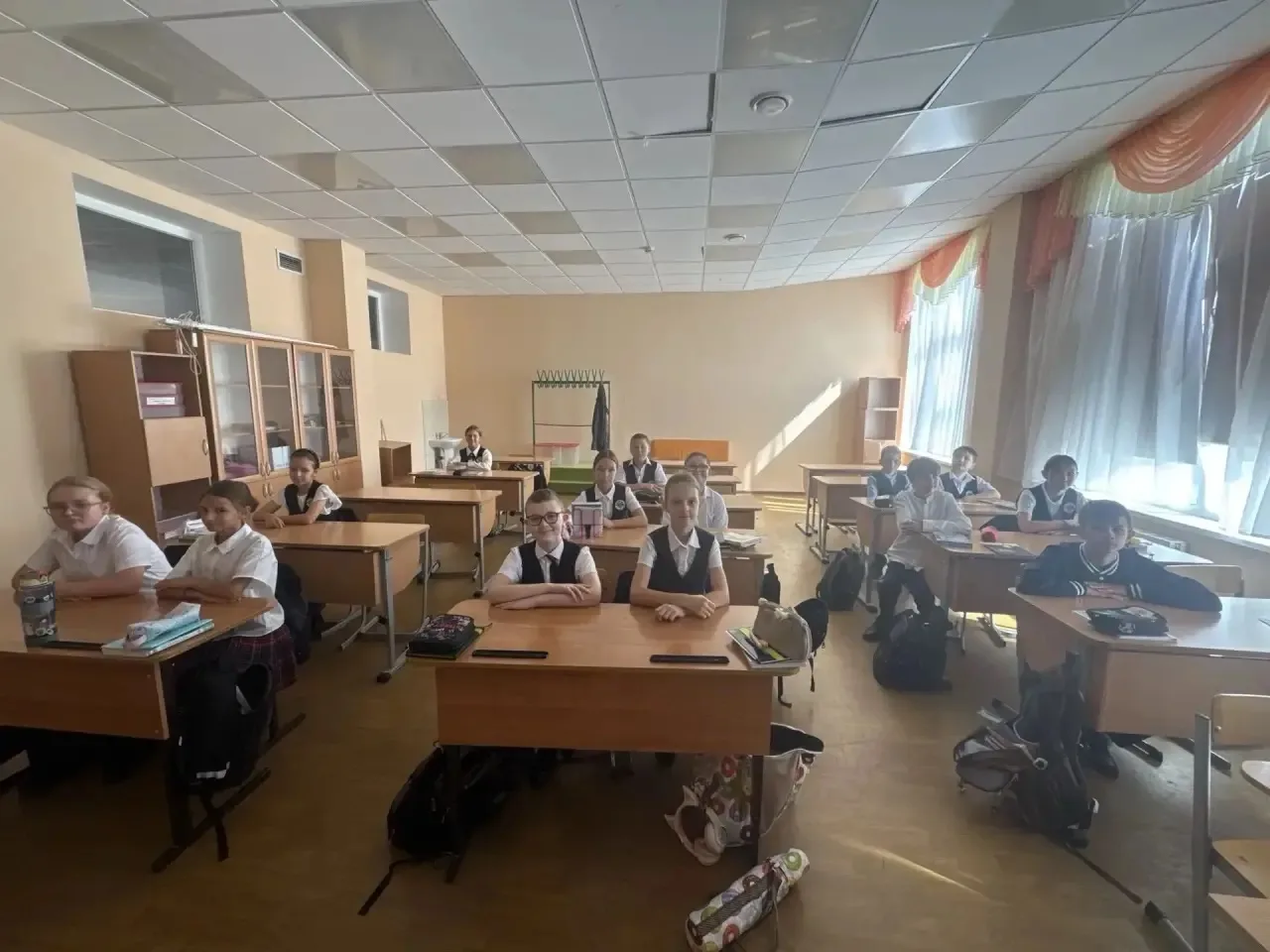 Ученики 5Д класса собрали гуманитарную помощь для наших защитников, что отражают атаки ...