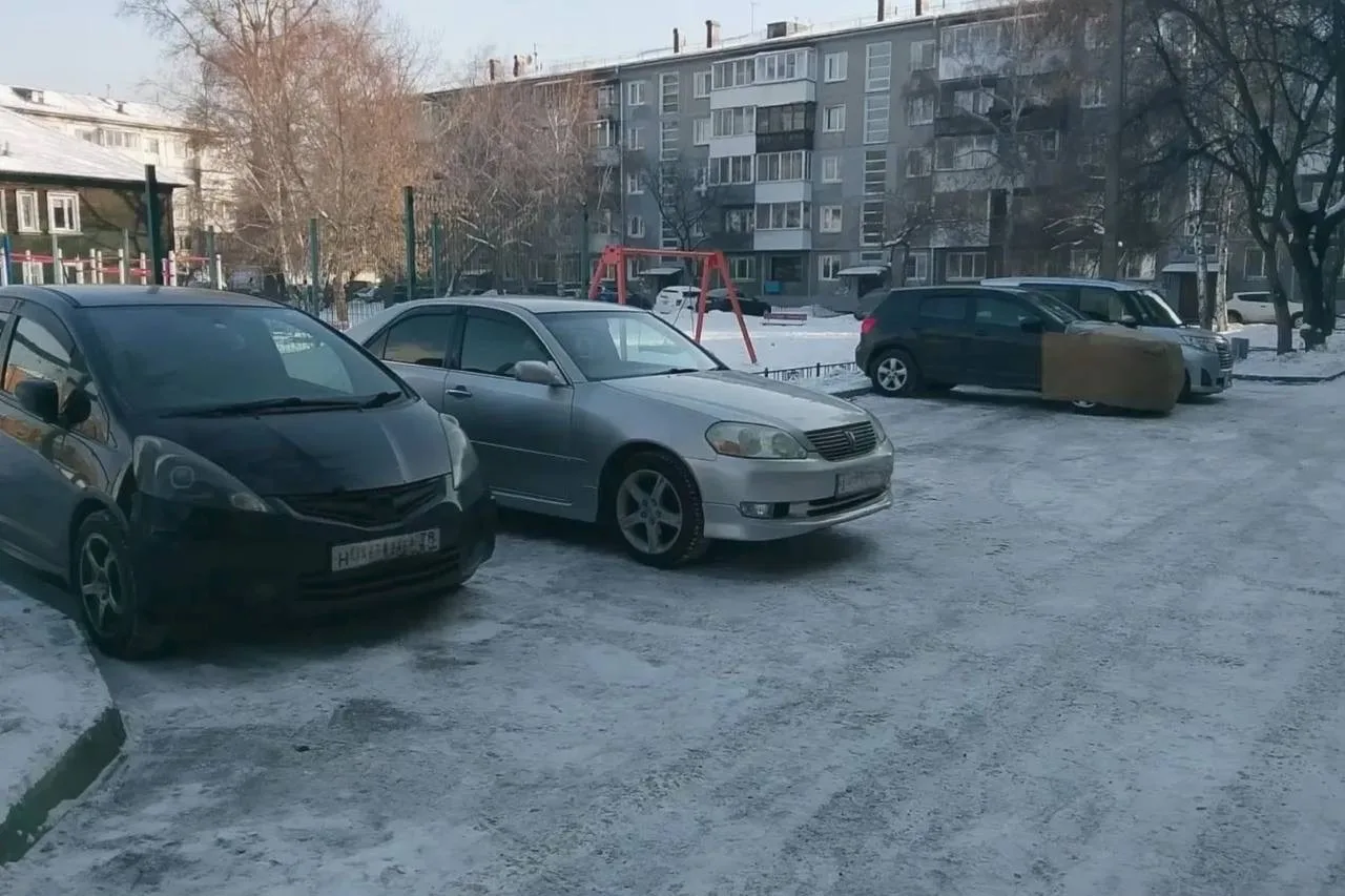 Уважаемые соседи!  ООО «СУЖКС» каждый день грейдируют (разравнивают)  снежные неровности на придомов