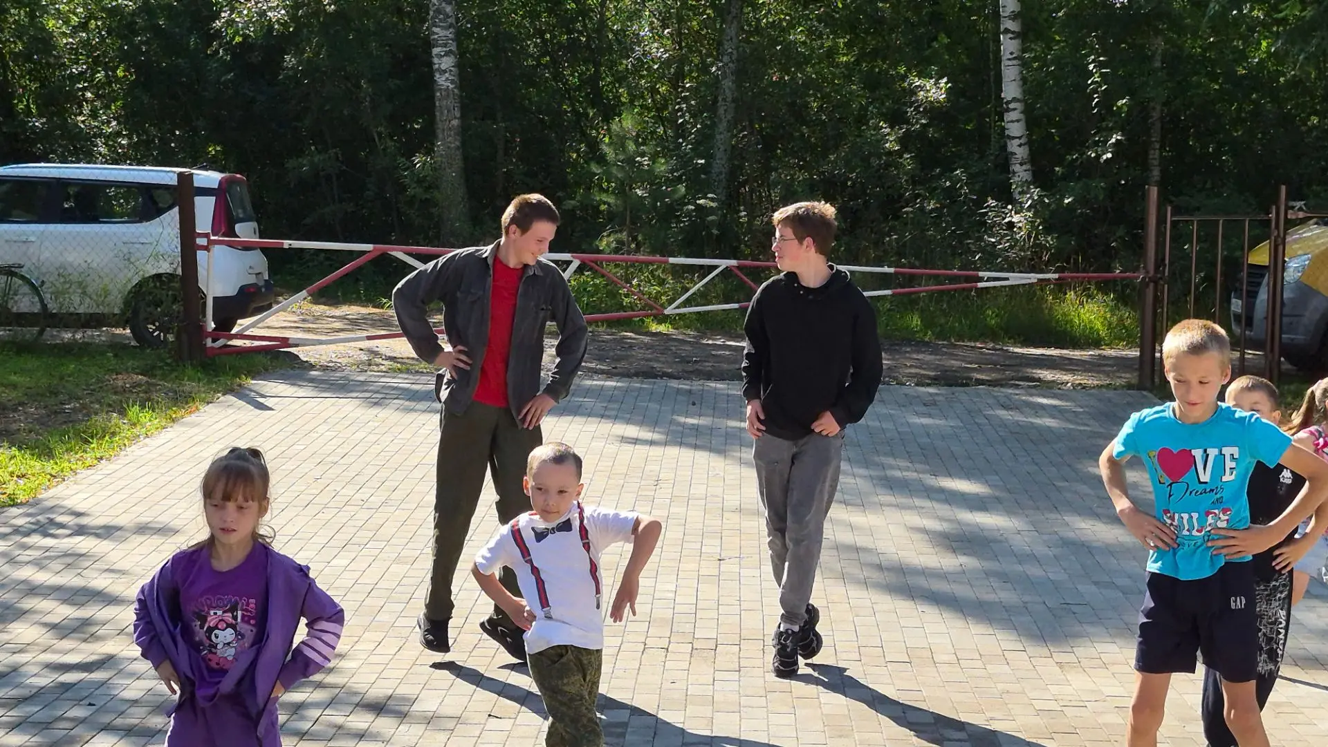 Сегодняшний день в нашем лагере ЛТО начался с традиционной зарядки, которая зарядила вс...