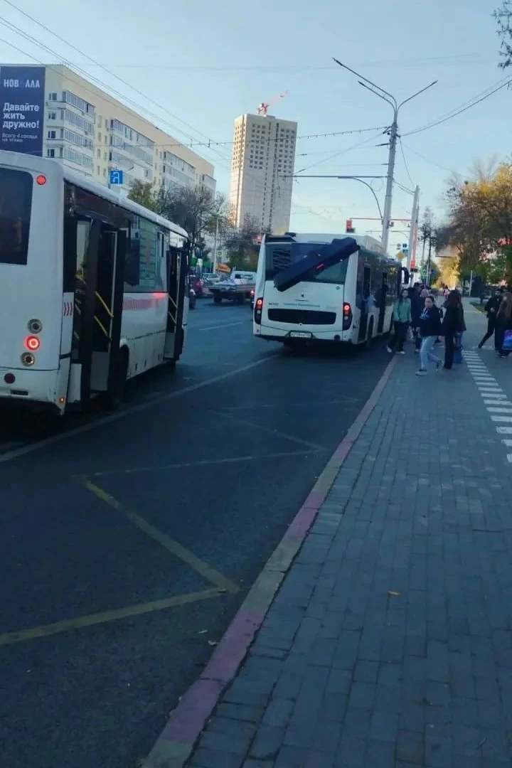 На ГДК в Уфе оборвались троллейбусные провода — в сторону Черниковки пробка