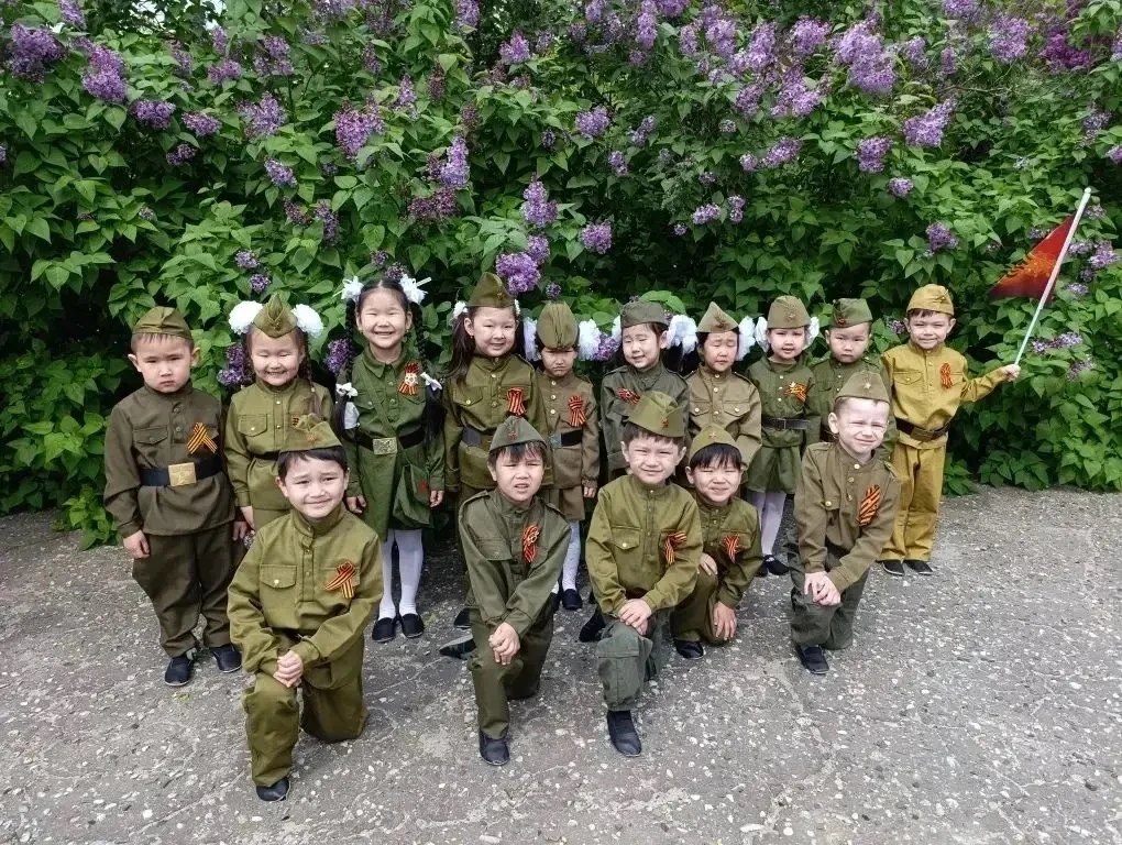 🎖️ В Элисте проходит акция «Бессмертный полк» среди воспитанников детских садов. Маленькие участники