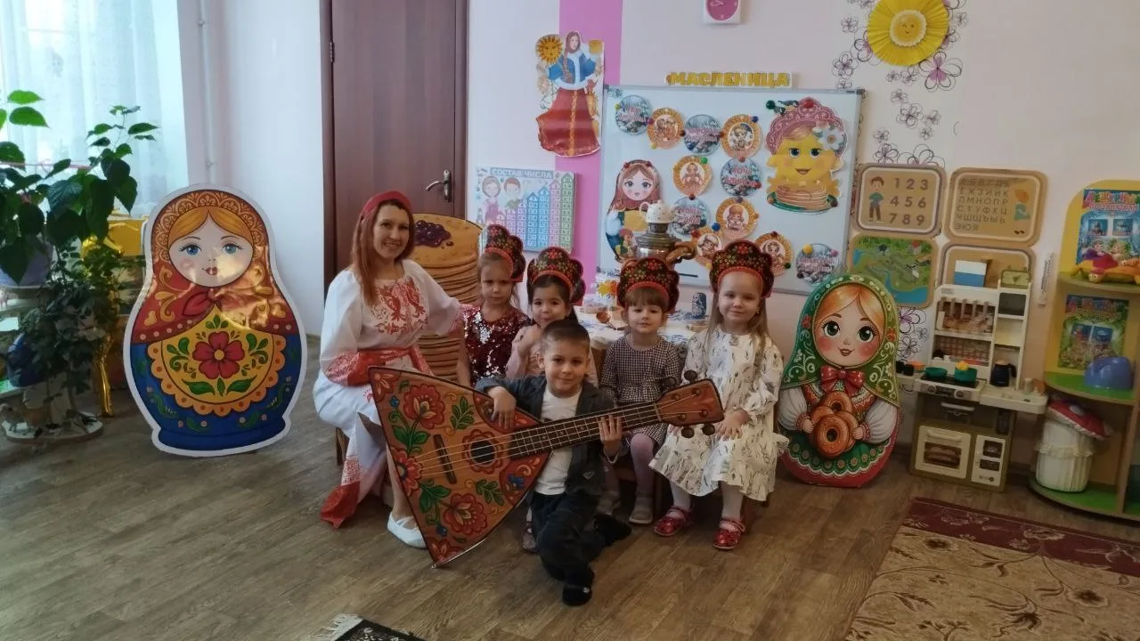 Здравствуй, Масленица! 
Дай нам маслица!
Мы блинов себе горячих напечём –
Нам метели и морозы нипочё