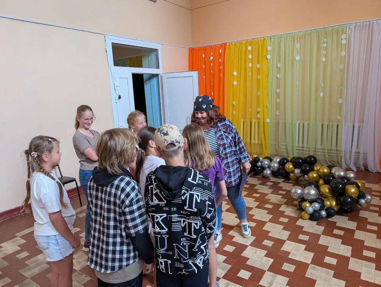 А у нас было настоящее пиратское приключение! 🏴‍☠ 
По сюжету коварный капитан Флинт спрятал сундук 