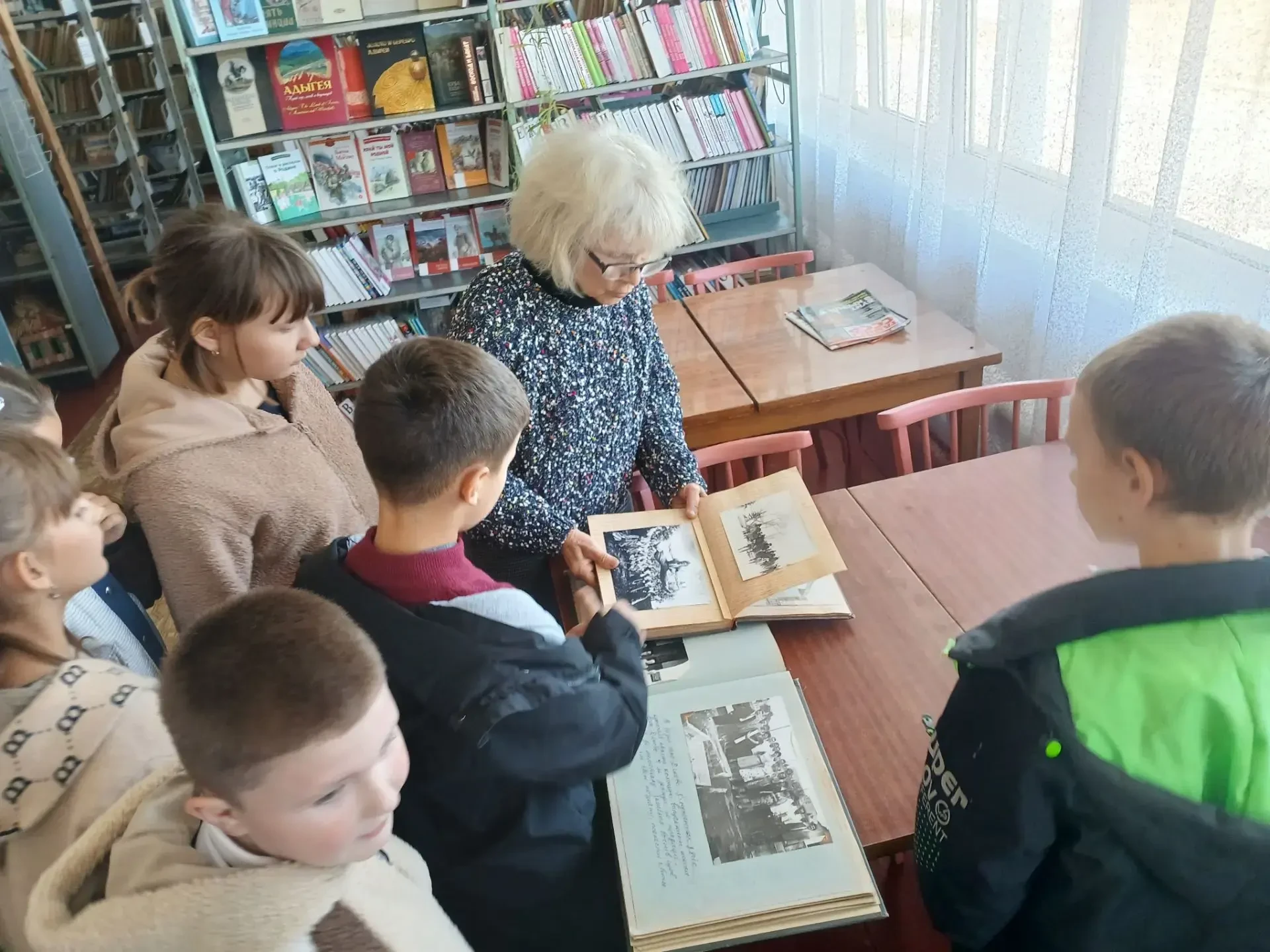 Библиотекарь библиотеки - филиал № 28 МБУ «АГЦБС» с. Дьякова, провела экскурсию для уче...
