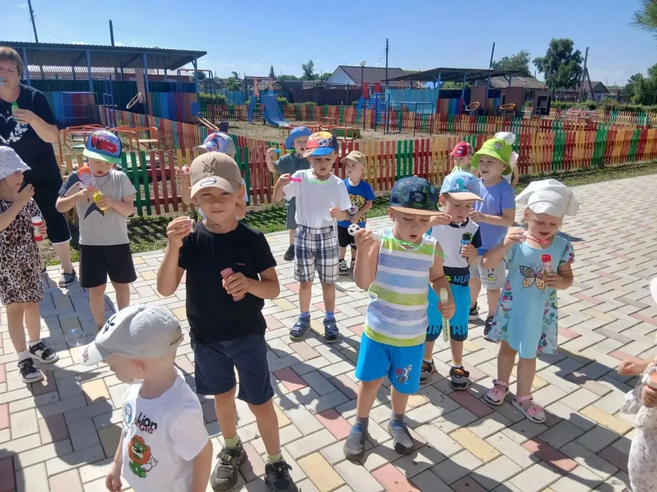 Обычная прогулка превратилась в День мыльных пузырей! Ребята пришли в садик с мыльными пузырями и на
