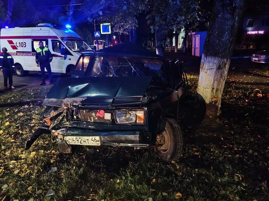 В Курской области три человека ранены в жесткой аварии с деревом