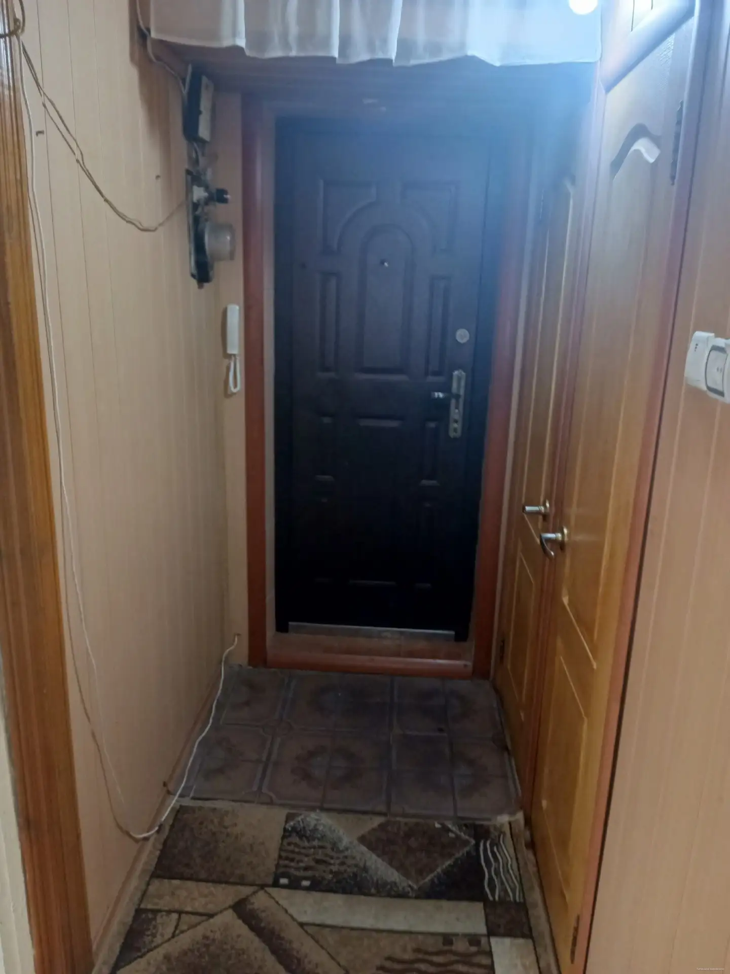 ДНР,г.Кировское по ул.театральной 10, на первом этаже продается 3-ех комнатная квартира...