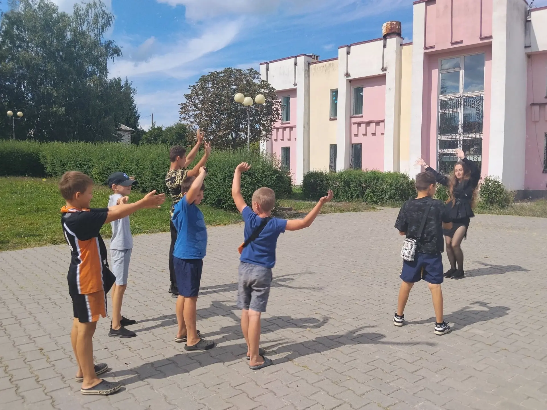 ДИСКО ДВИЖ                              А почему бы не устроить ДискоДвиж прямо на улиц...