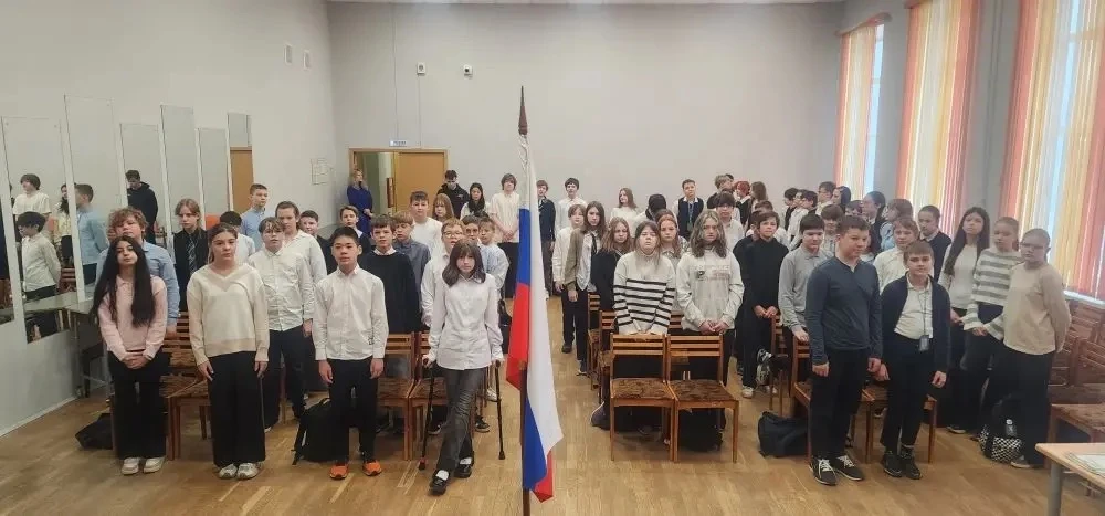 🇷🇺Понедельник в школе традиционно начался с  церемония поднятия Государственного флага и исполнения 