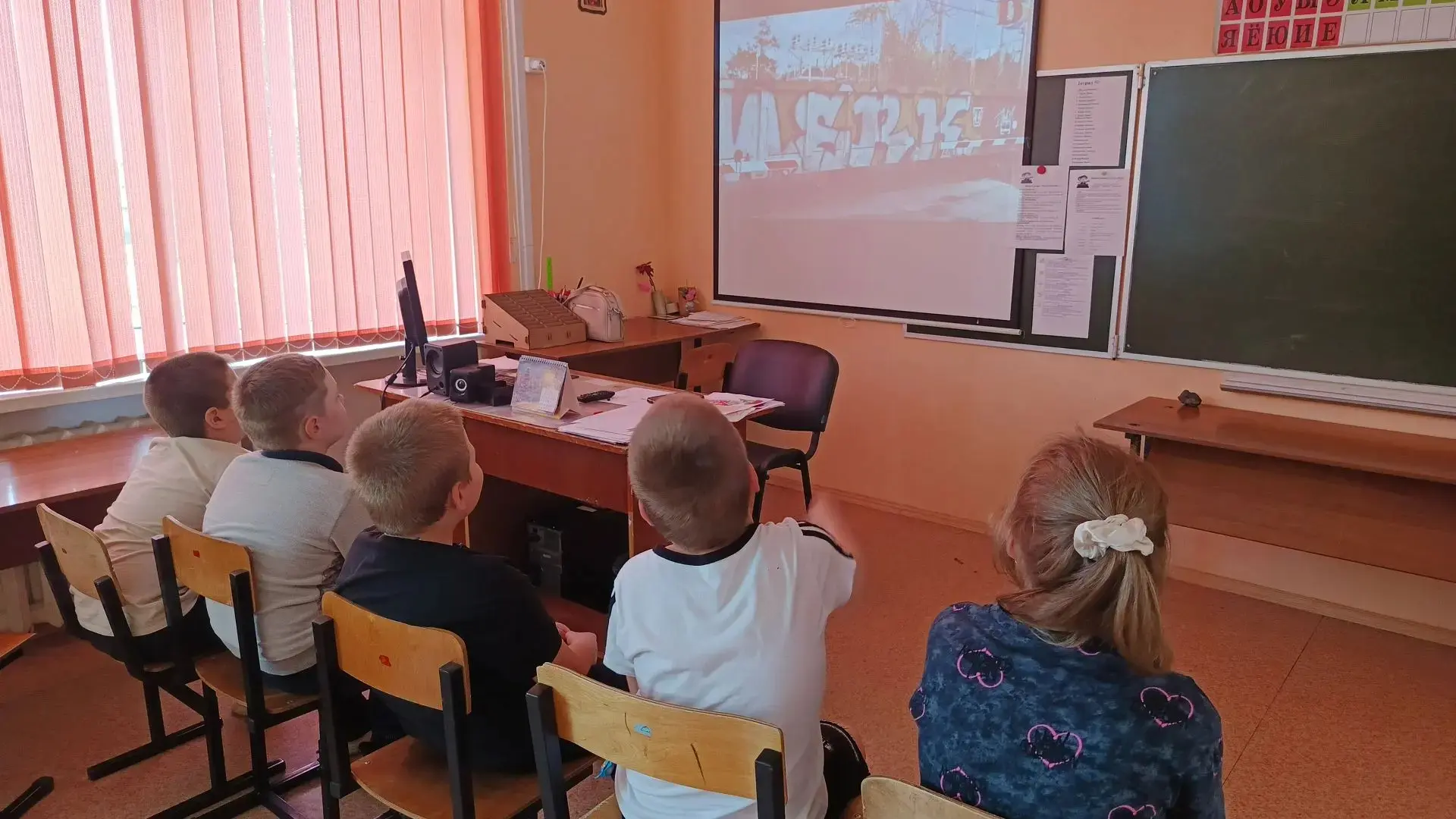🚂🌞Сегодня пришкольный лагерь «Солнышко» превратился в настоящую железнодорожную станцию знаний и т