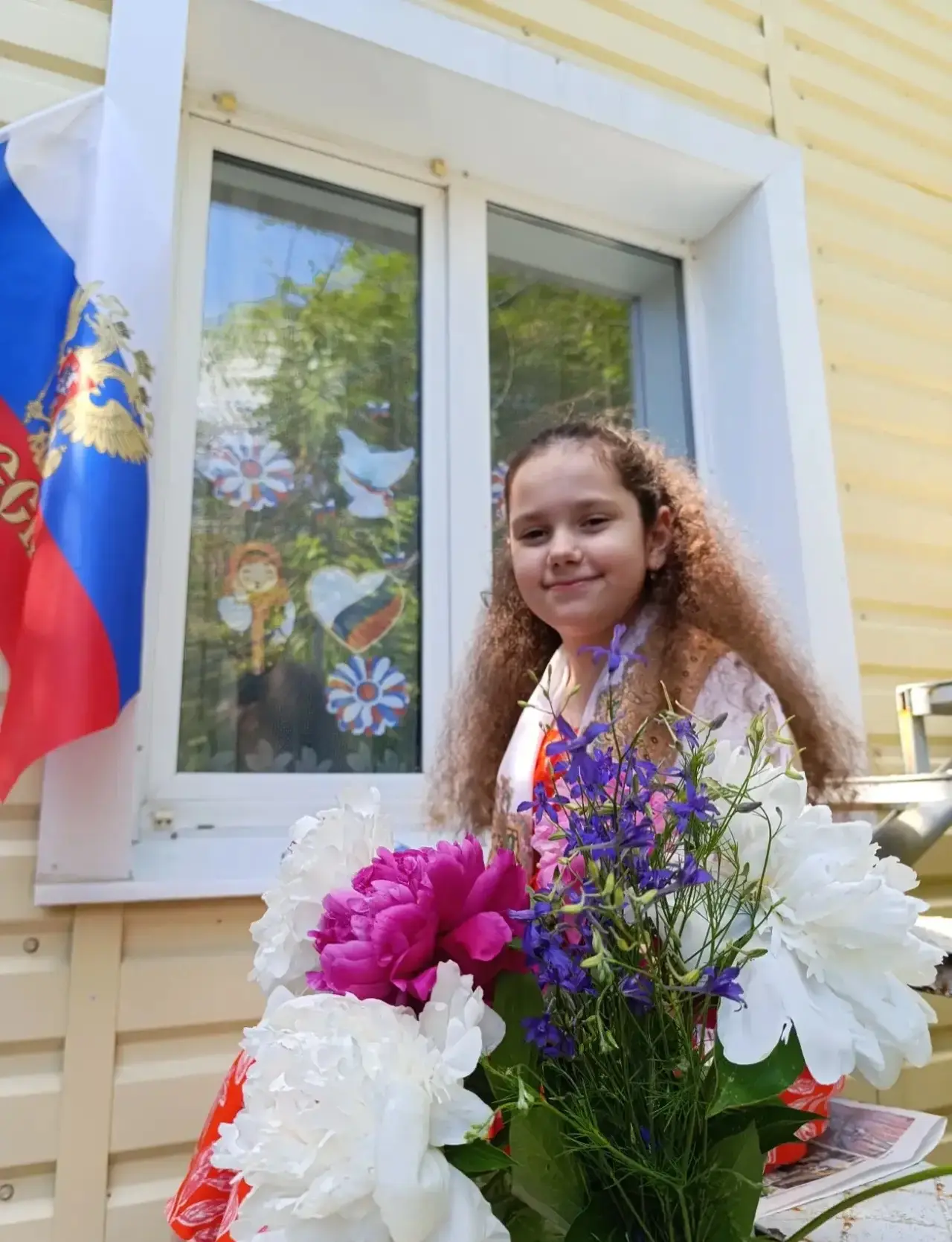 Безсалова Вероника, ученица 3 класса, принимает участие в акции «Окна России!», посвяще...