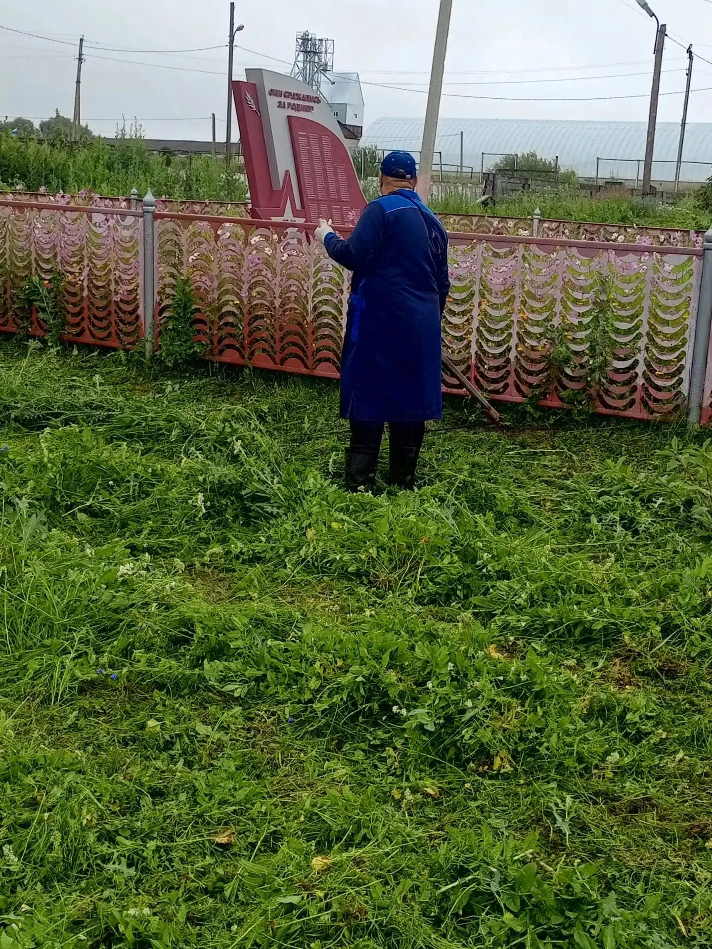 Обкос сорной растительности в селе Абрамовка ( памятник, детская площадка)
#Майнскийрайон
#Ульяновск