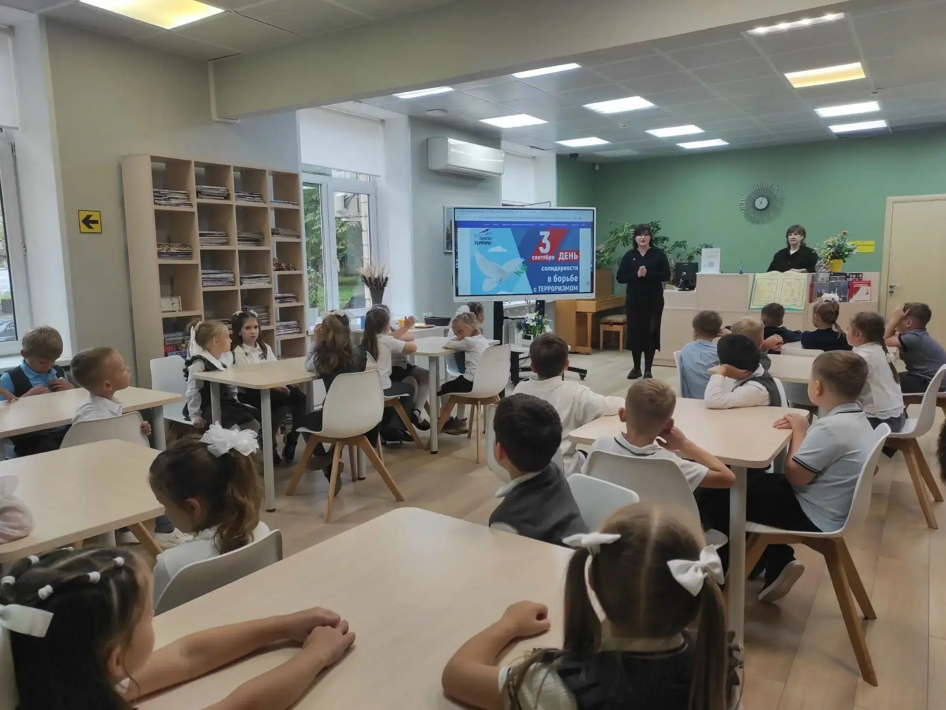 🕊️Сегодня, в День солидарности в борьбе с терроризмом, библиотека № 89 совместно с упр...