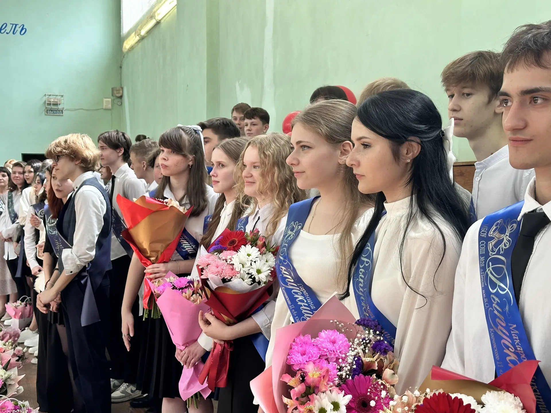 «Сегодня перед вами в этом фильме,
Им роль выпускников отведена.
«Последняя гастроль», и, думаем, 
З