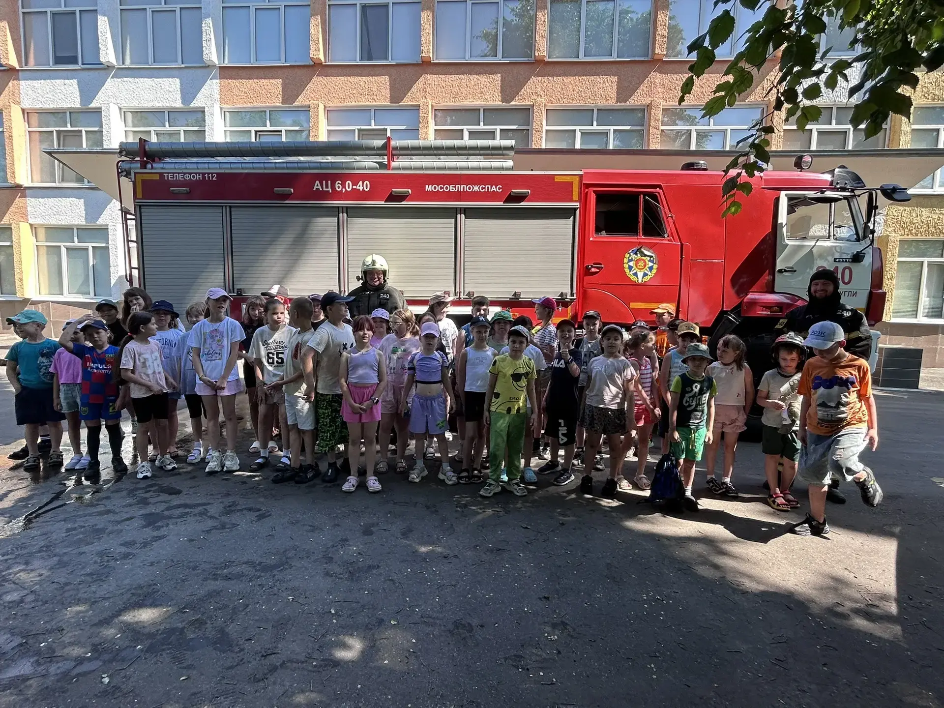 🔥 Урок безопасности: в гости к юным спасателям! 🚒Сегодня 10.06.26  наш пришкольный лагерь «Лучик» 