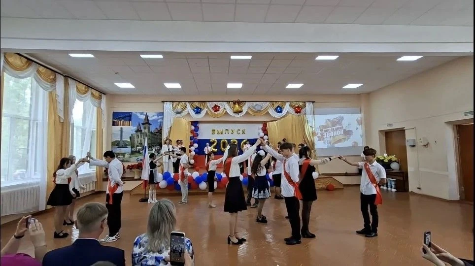 Сегодня в нашей школе прозвучал последний звонок для выпускников! В этот особенный день школа наполн
