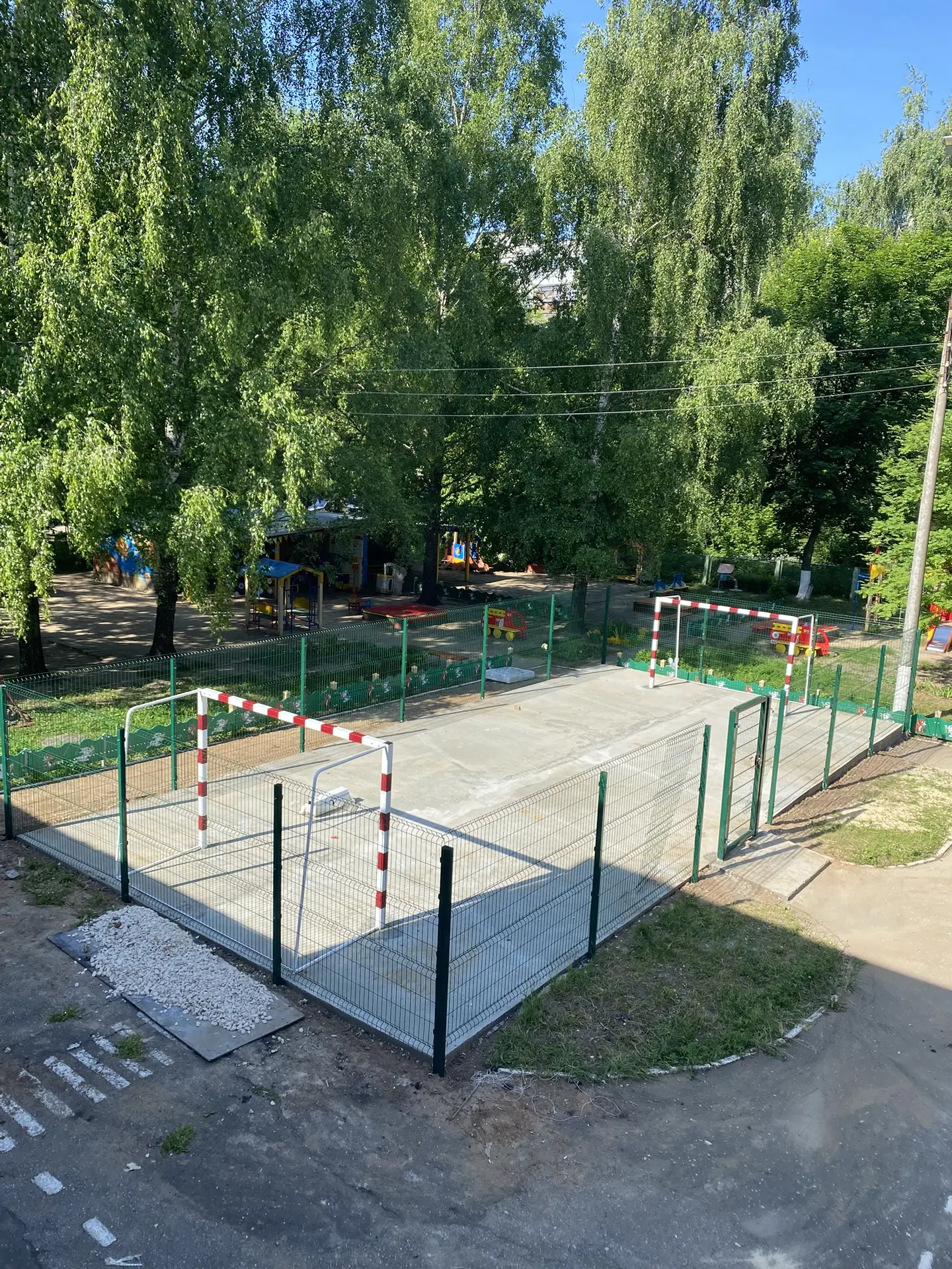 Пока идёт стройка новой спортивной площадки, наши ребята гостят в соседних садиках, а кто-то отдыхае