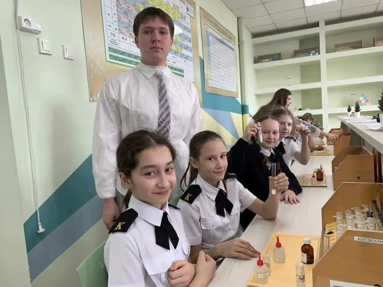 Посвящение в юные химики: путешествие в мир увлекательных опытов Знакомство четвероклассников с миро