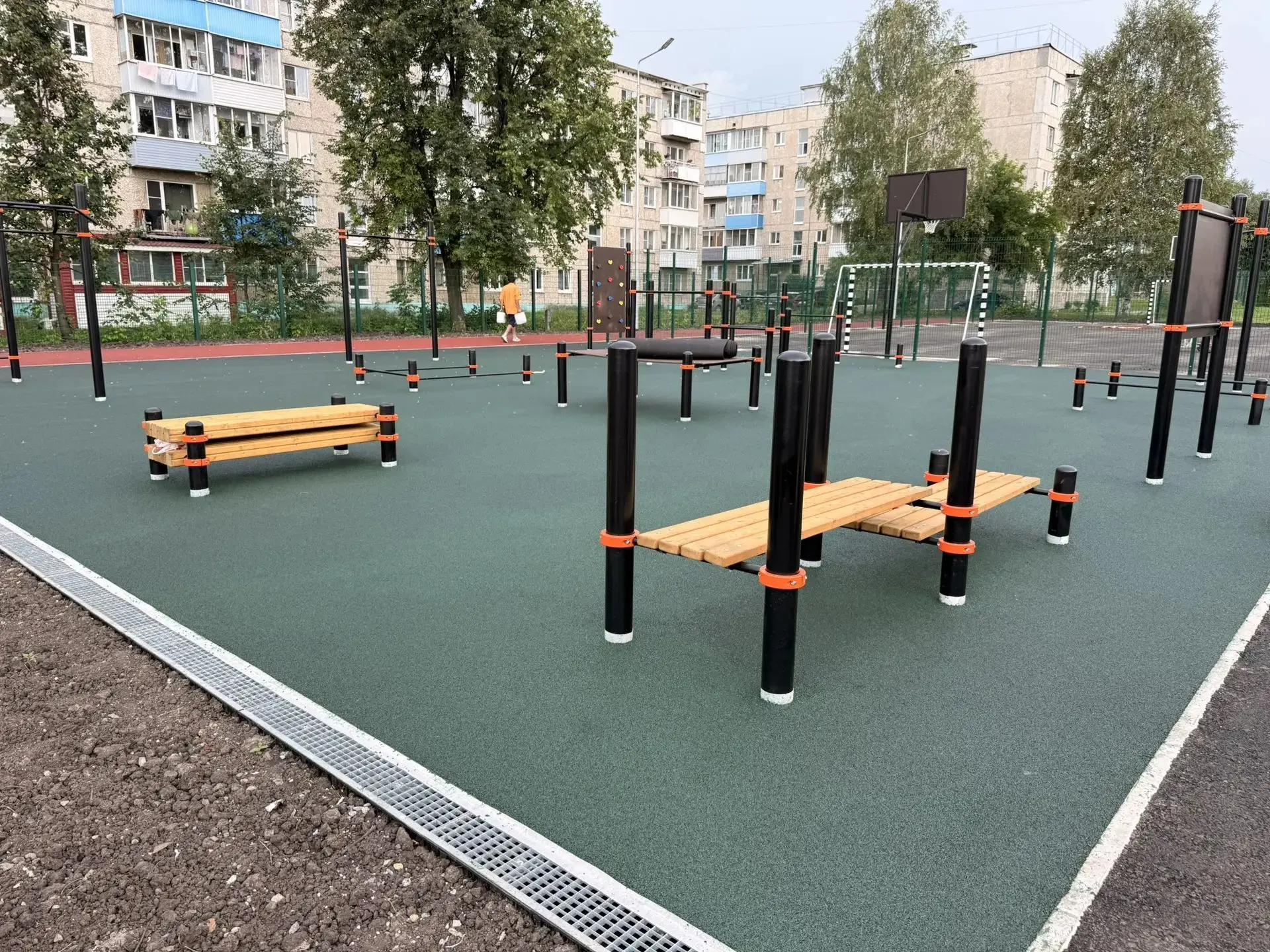 Продолжаю еженедельный мониторинг выполнения работ по обустройству физкультурно-спортивной зоны в МА