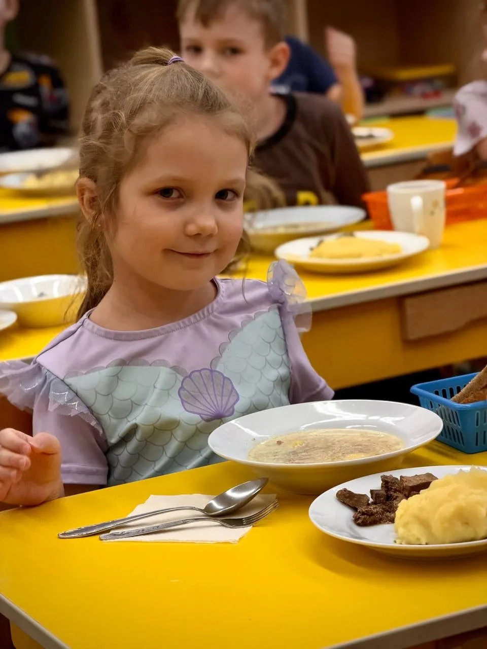 🥗 В середине дня каждому ребёнку нужна пауза — тёплая, спокойная и полезная  Да-да, мы про обед   И 