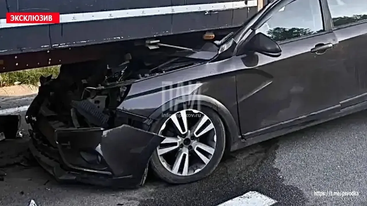Водитель Lada пострадал в ДТП с фурой на М-9 «Балтия».