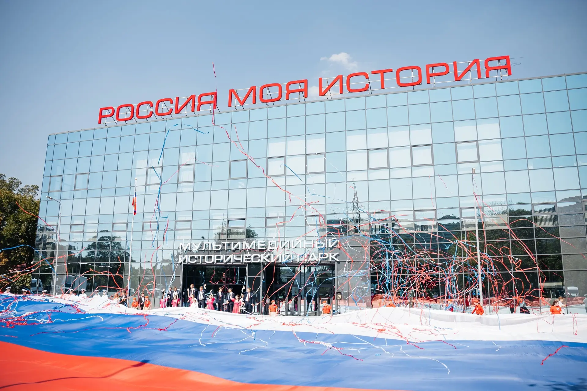 Главный символ страны в руках донской молодёжи 🇷🇺