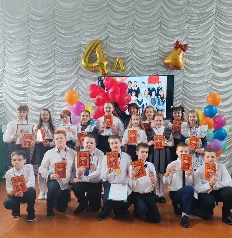 Прощай, начальная школа!
25 мая в актовом зале школы было многолюдно. Это  мамы, папы, бабушки, деду