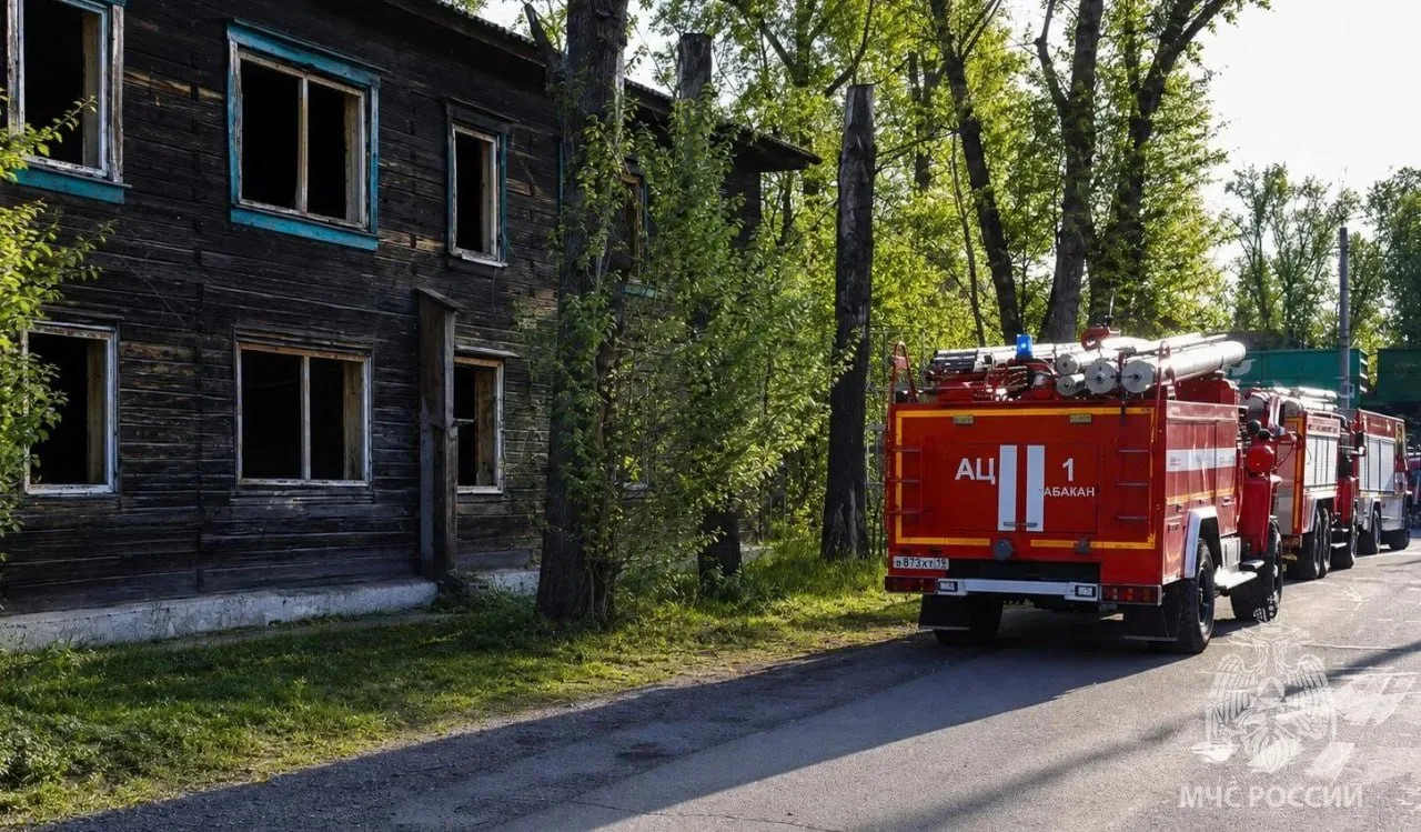 🧯 Пустой барак загорелся в столице Хакасии