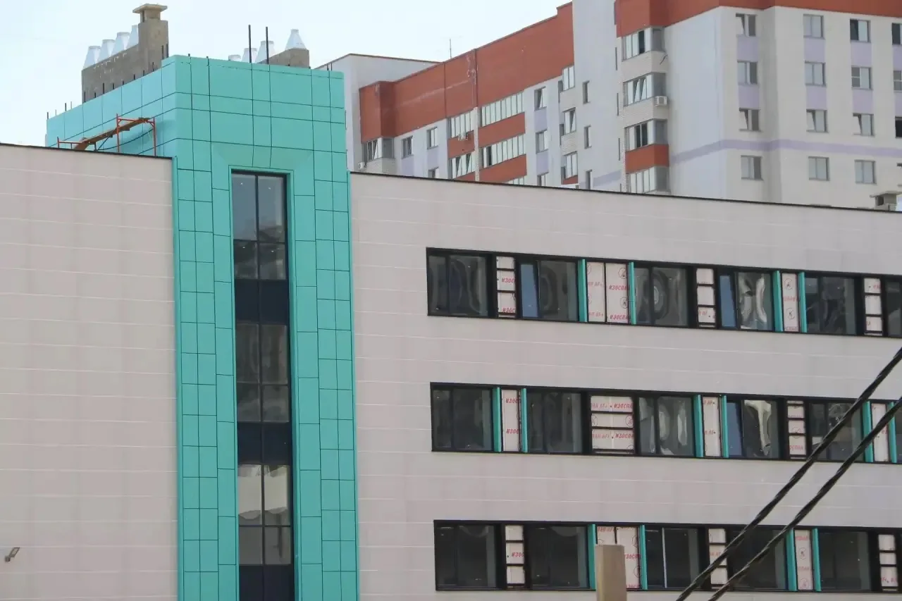 В Барнауле продолжается строительство крупнейшей школы
В Барнауле на улице Попова, 130, активными те