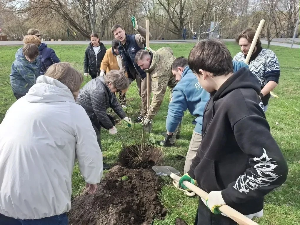 Праздник экологии у Святого озера 🍃  В прошлую пятницу парк у Святого озера заметно преобразился — и