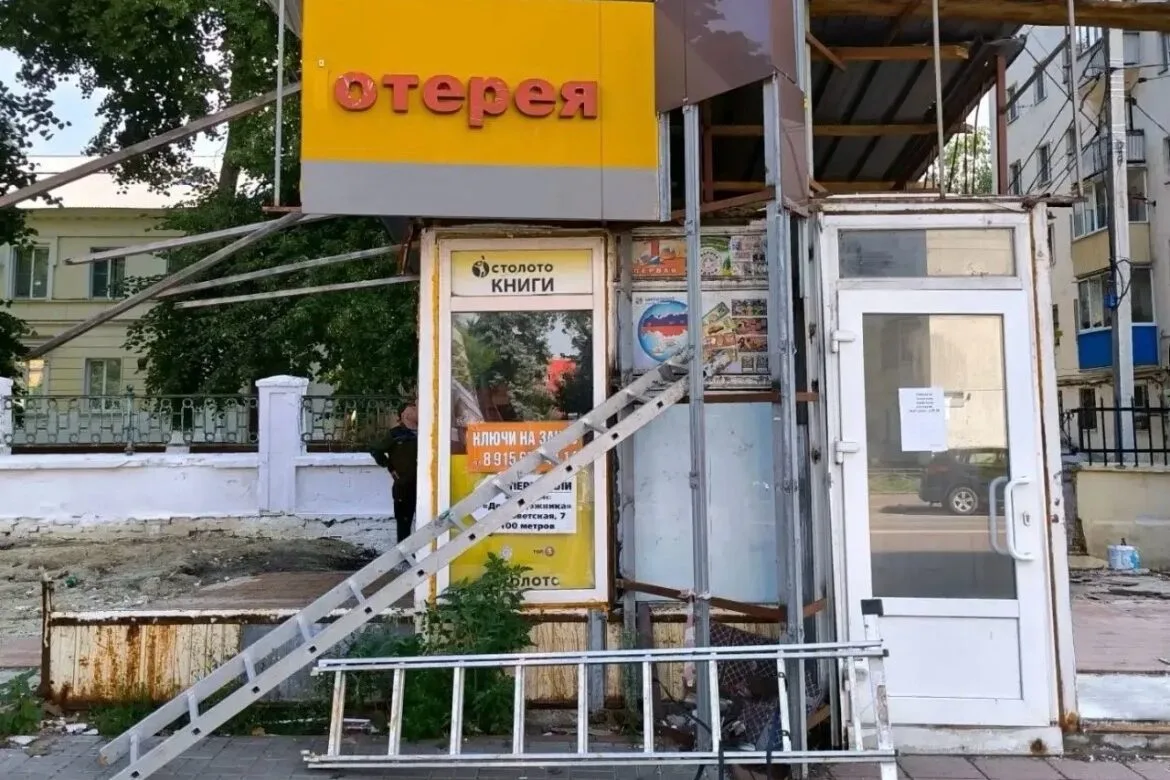 🚧 В Тамбове демонтировали незаконно размещённый киоск с лотерейными билетами. 🏙️  

🛠️ Киоск на у